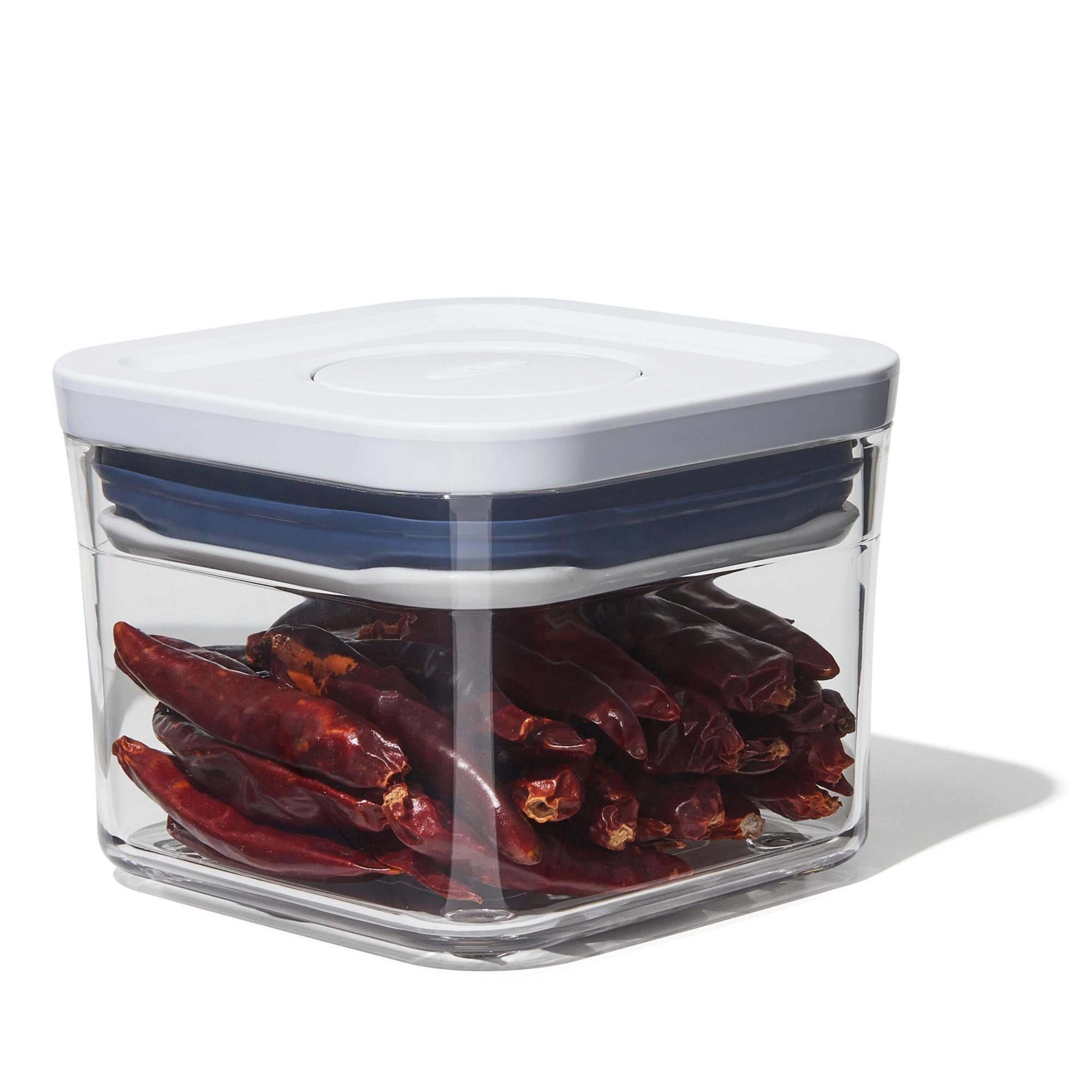 Kleiner OXO POP 2.0 Behälter, ideal für platzsparende Lagerung.
