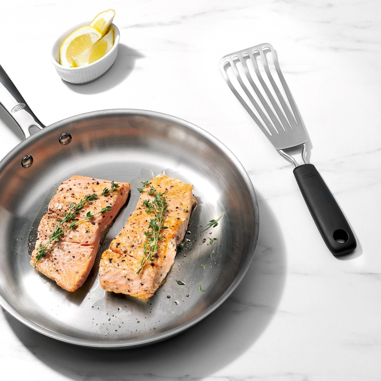 Kleiner Grill-Fischwender von OXO, ideal für das Wenden von Fisch und empfindlichen Lebensmitteln, ergonomisches Design für einfachen Gebrauch.