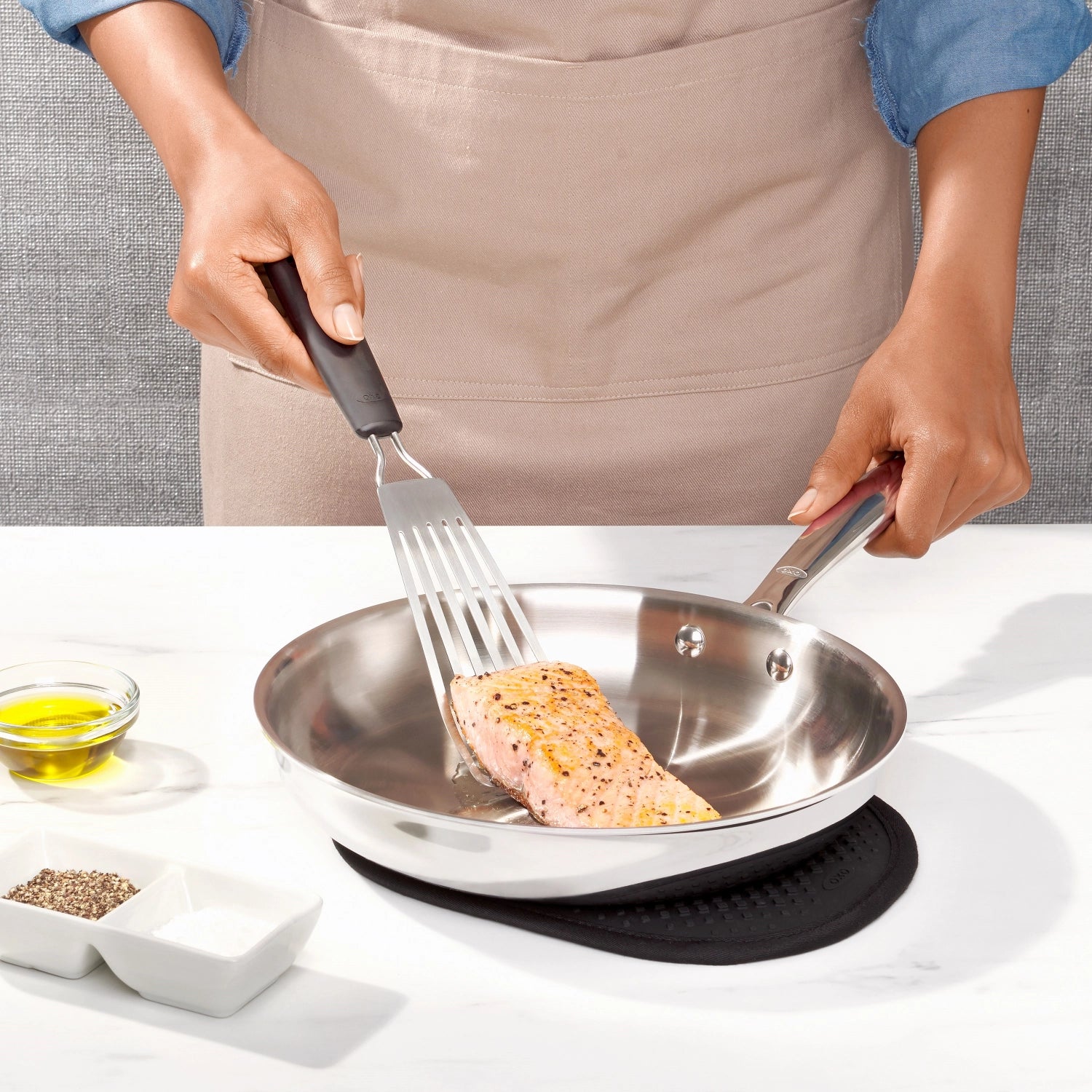 Kompakter Fischwender von OXO, perfekt zum Wenden von zarten Speisen. Ergonomische Griffe sorgen für komfortable Handhabung beim Grillen.