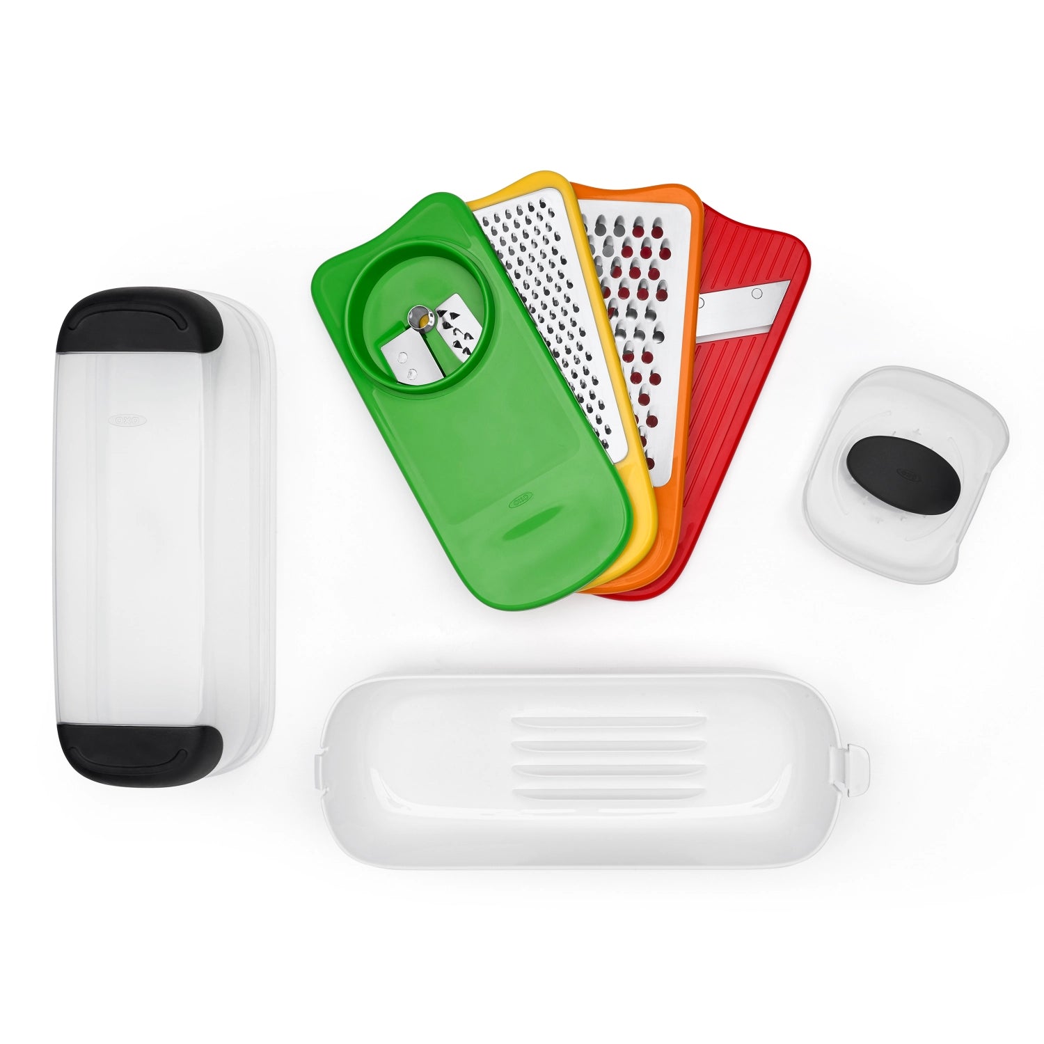 Vielseitiges Mandoline Set von OXO mit verschiedenen Klingen für präzises Schneiden und Raspeln, ergonomisch gestaltet für komfortable Nutzung.