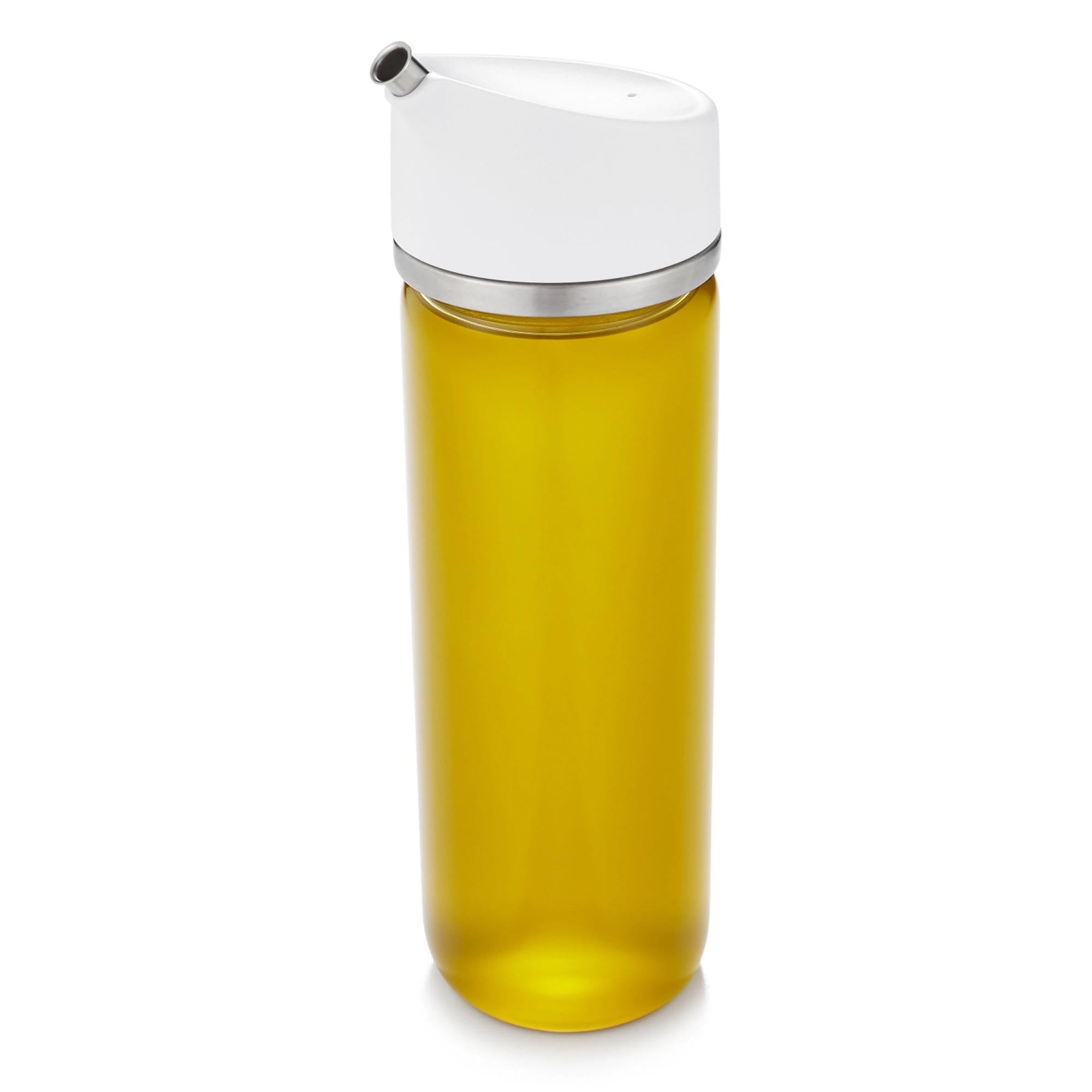 Praktischer OXO GG Oelausgiesser (355ml) aus hochwertigem Borosilikatglas und Edelstahl für präzises Dosieren von Ölen und Dressings.
