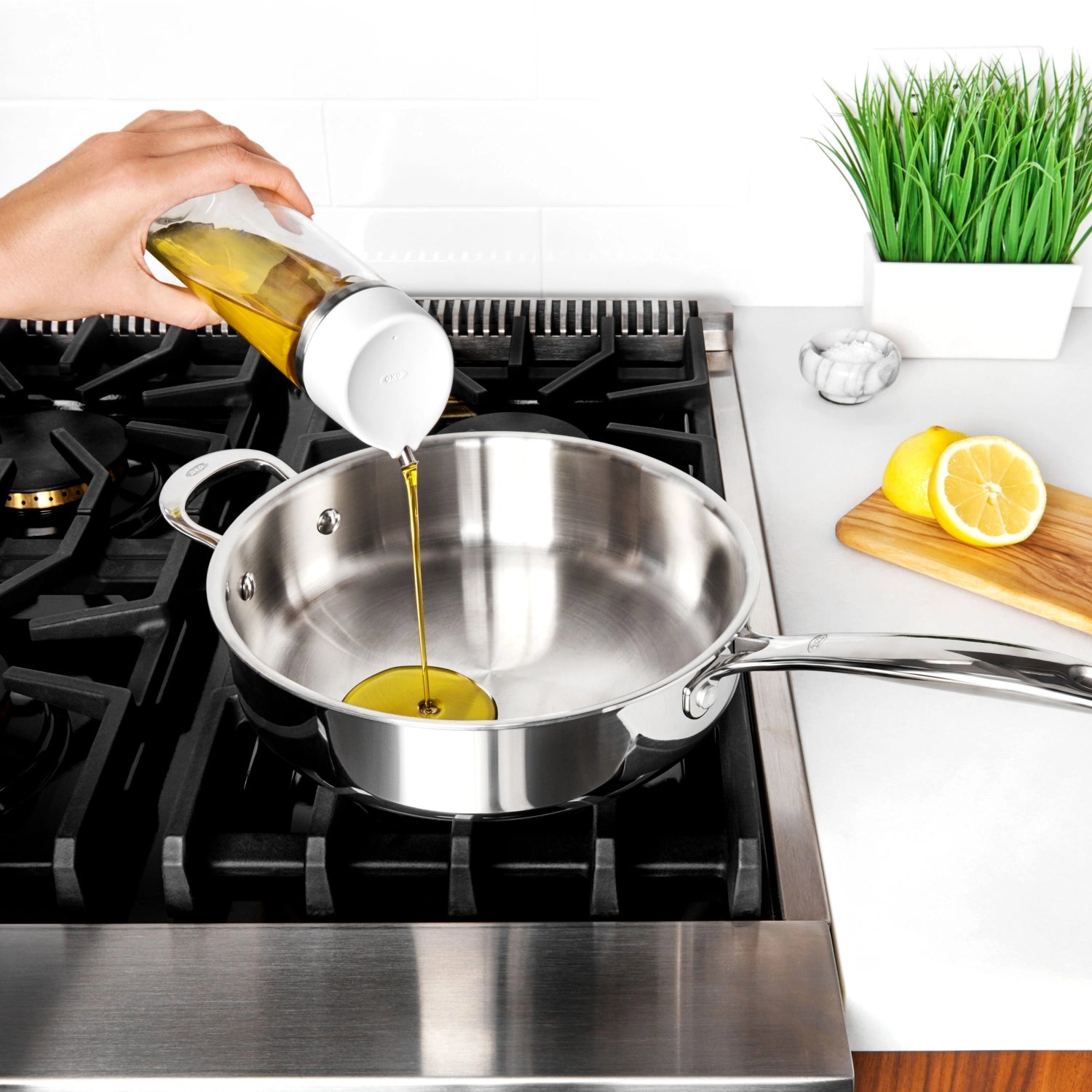 Elegante OXO Good Grips Oelausgiesser 355ml, ideal zum präzisen Ausgießen von Flüssigkeiten, mit ergonomischem Griff und modernem Design.