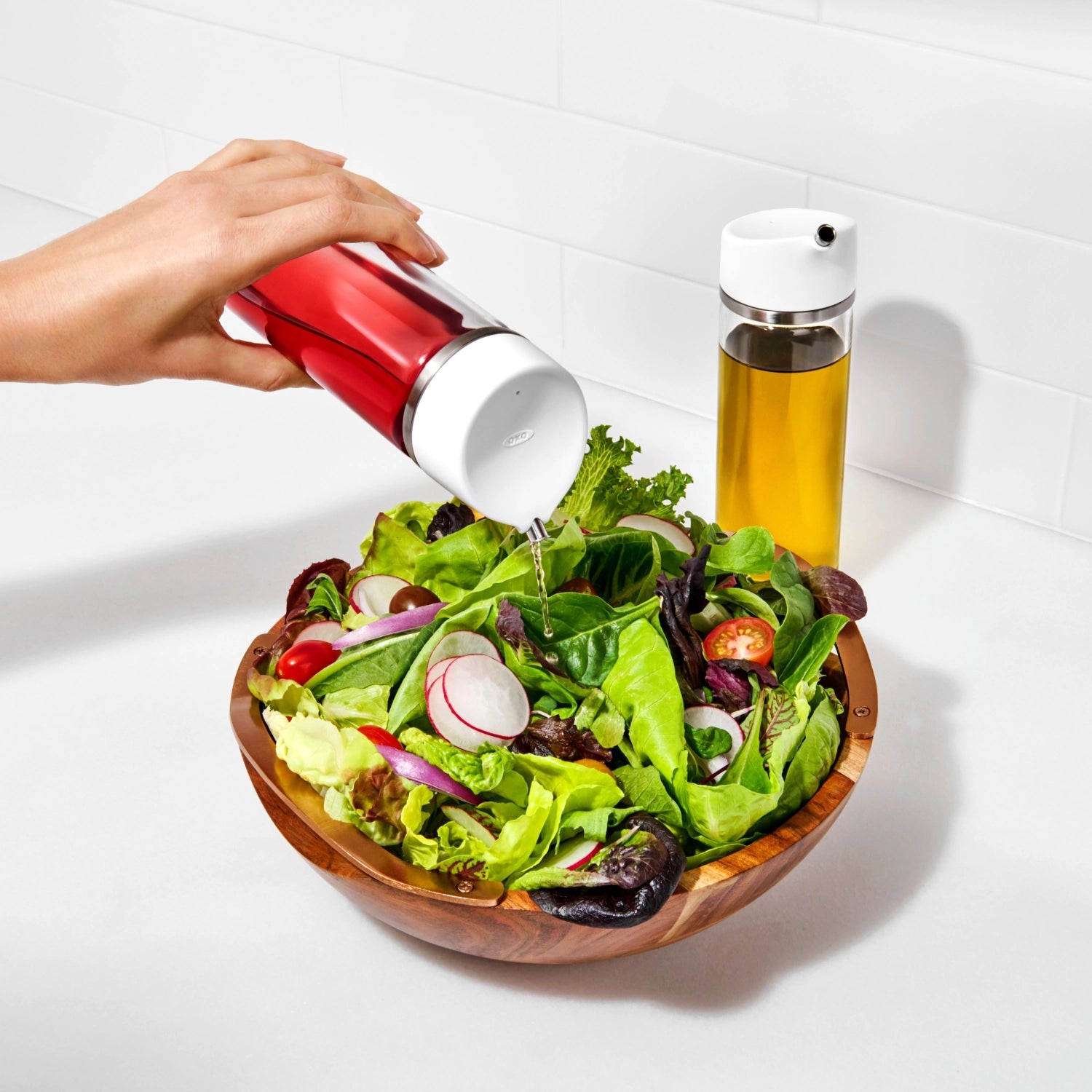 Praktischer Oelausgiesser von OXO mit 355ml Fassungsvermögen, perfekt für kontrolliertes Ausgießen und komfortable Handhabung.
