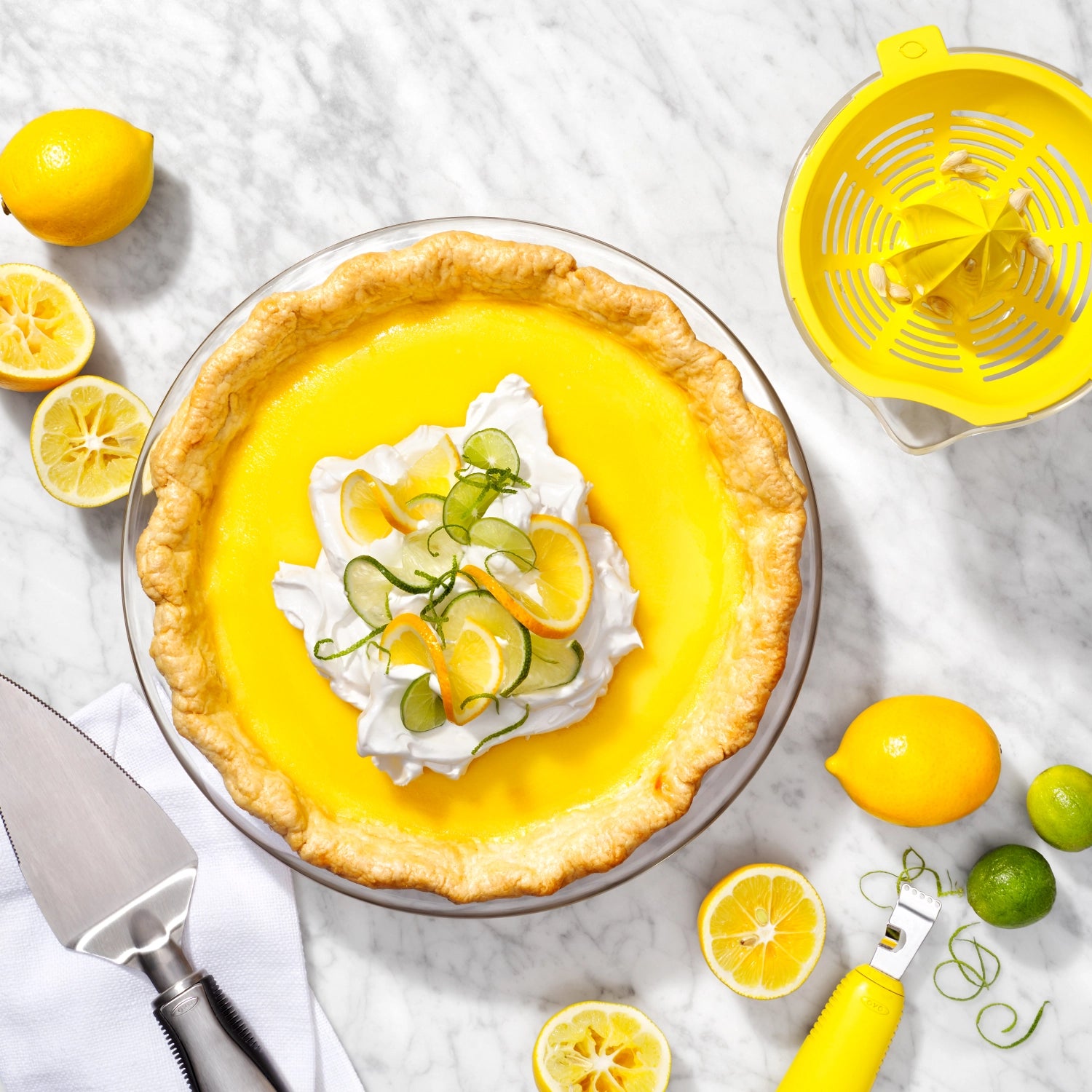 Vielseitige OXO Zitruspresse mit 350ml, perfekt für frischen Saft aus Zitronen und Limetten, inklusive Auffangbehälter für müheloses Auspressen.