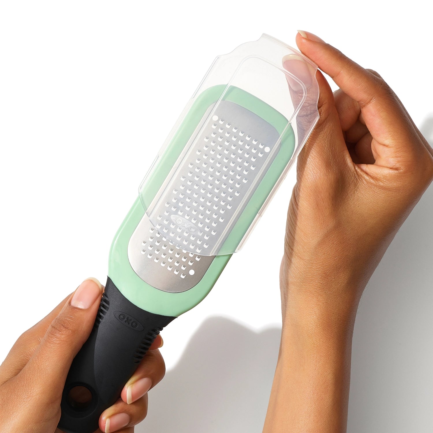 Entdecken Sie die OXO Ingwer- und Knoblauchreibe: Robuste Edelstahloberfläche, ergonomischer Griff und müheloses Reiben für frische Aromen.