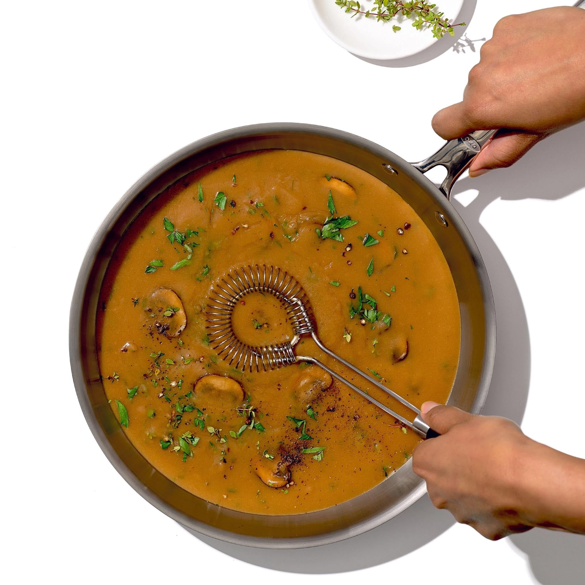 OXO GG Saucenschwingbesen: Robuster Edelstahl, ergonomischer Griff und vielseitige Anwendung für müheloses Kochen und stilvolle Küchenausstattung.