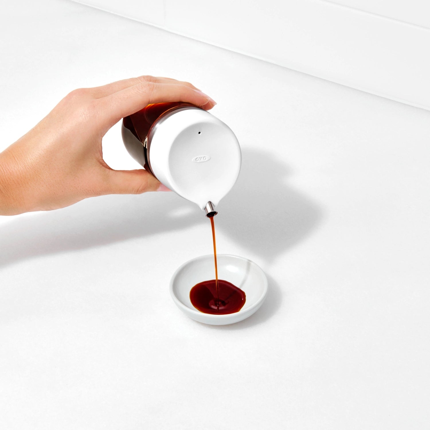 Stilvolle OXO Ölflasche aus Glas (150ml) für exaktes Dosieren von Ölen, ideal zum Kochen und Verfeinern von Speisen.
