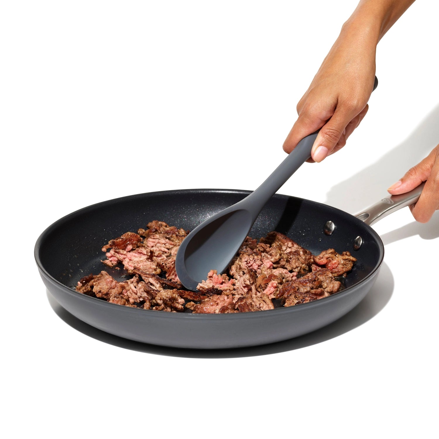 Eleganter OXO Kochlöffel aus flexiblem Silikon, perfekt zum Mischen und Servieren, mit komfortablem Griff und hitzebeständiger Oberfläche.