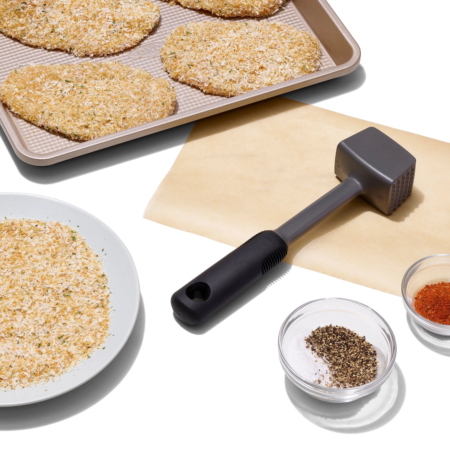 Der Good Grips Fleischhammer von OXO aus robustem Kunststoff ist ein praktischer Küchenhelfer zum Zartklopfen von Fleisch und zur Zubereitung köstlicher Gerichte.