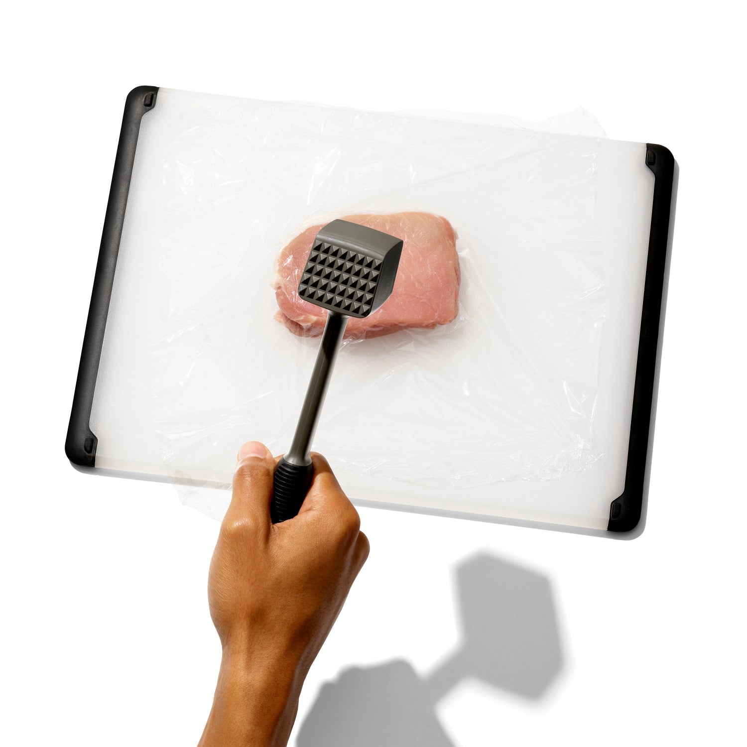 Der OXO Good Grips Fleischhammer aus strapazierfähigem Kunststoff eignet sich ideal zum Zartklopfen von Fleisch und erleichtert die Zubereitung von Speisen.