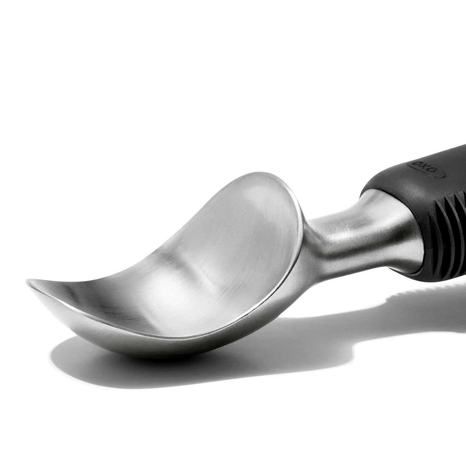Hochwertiger Edelstahl-Gelöffel von OXO, ideal zum mühelosen Servieren von gefrorenen Desserts, ausgestattet mit ergonomischem Griff für besten Halt.