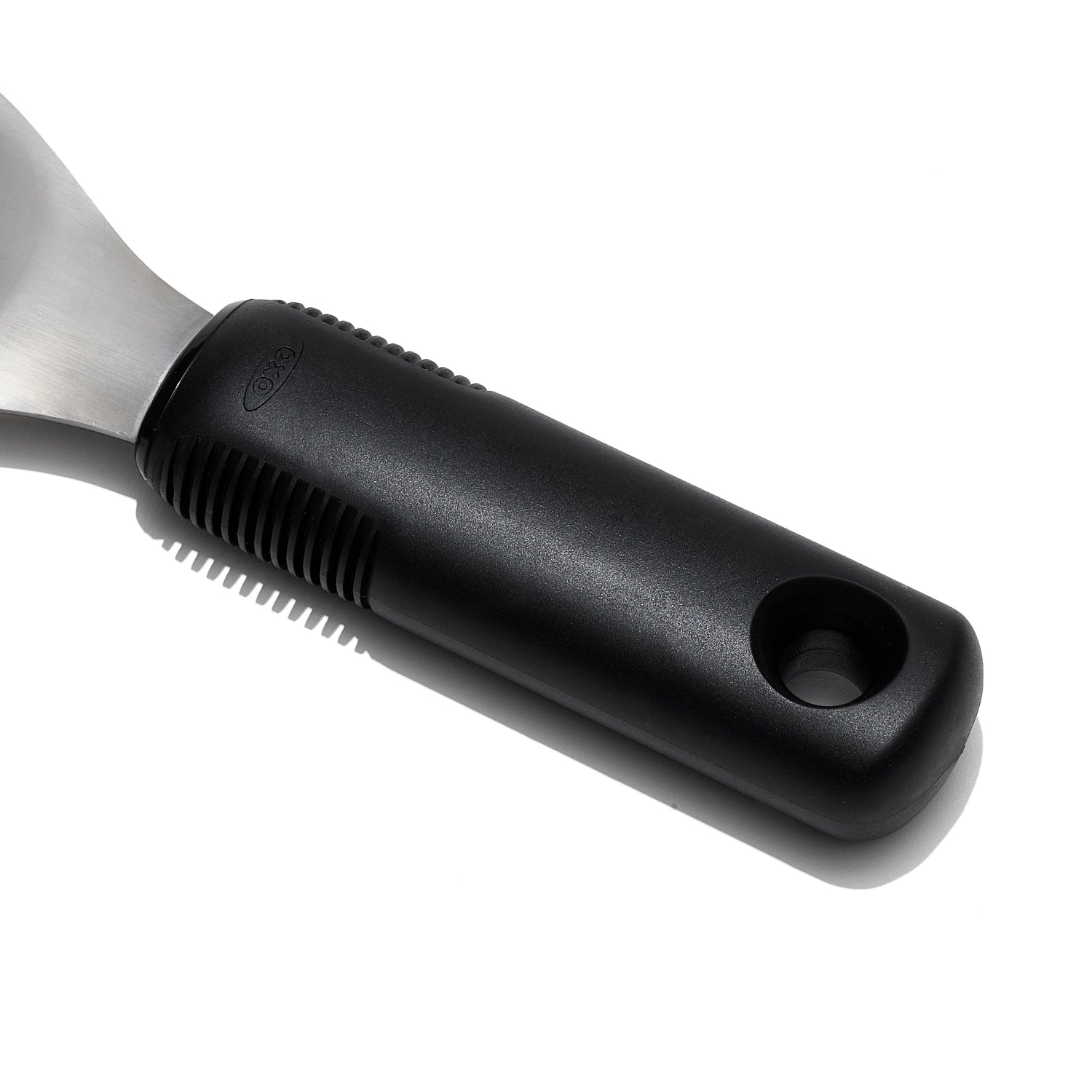Robuster Glacelöffel aus Edelstahl von OXO, perfekt zum einfachen Portionieren von gefrorenen Leckereien, mit komfortablem, rutschfestem Griff.