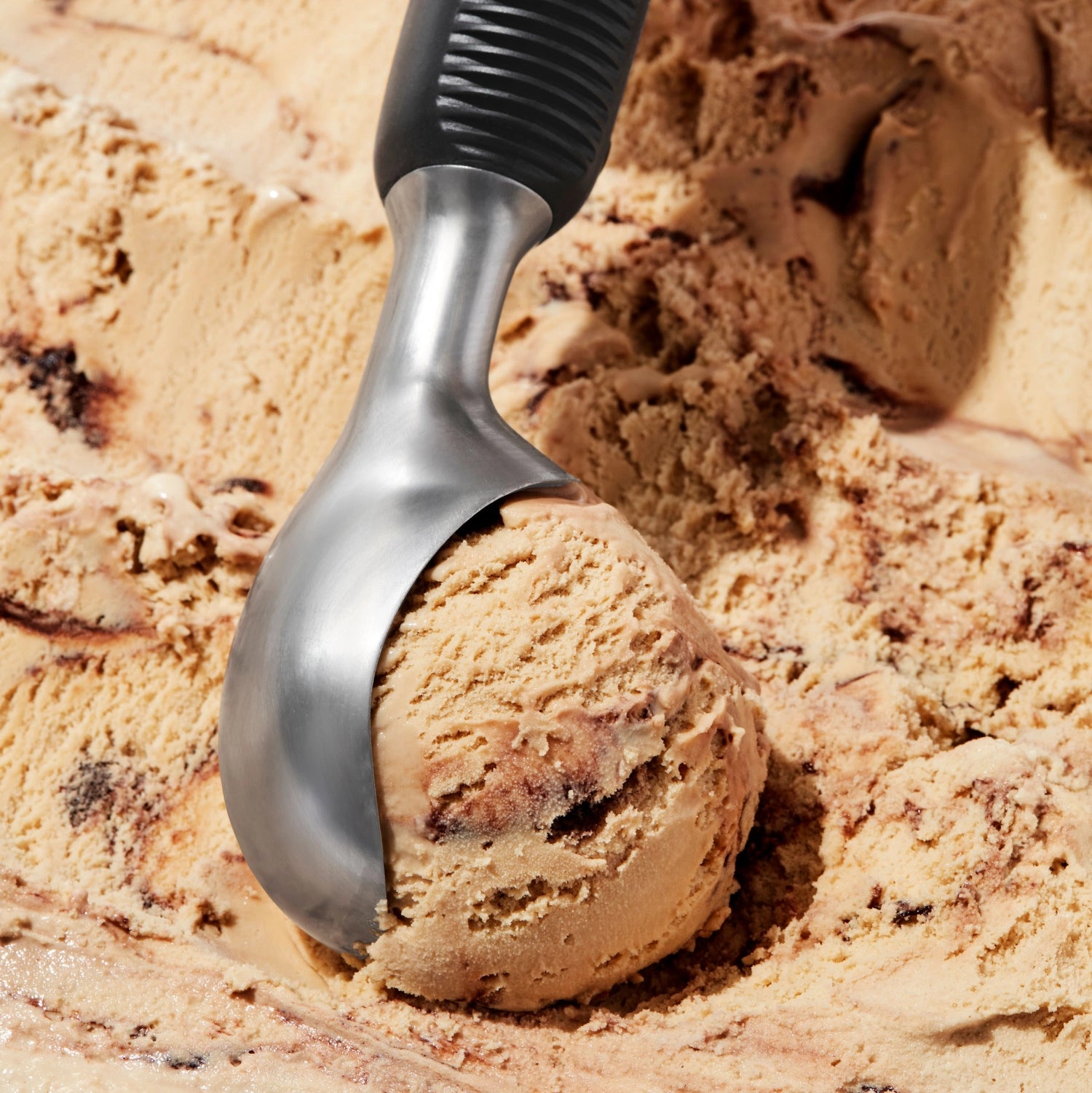 Hochwertiger Edelstahl-Glecelöffel von OXO, ideal für das mühelose Servieren von gefrorenen Desserts, ausgestattet mit ergonomischem Griff.