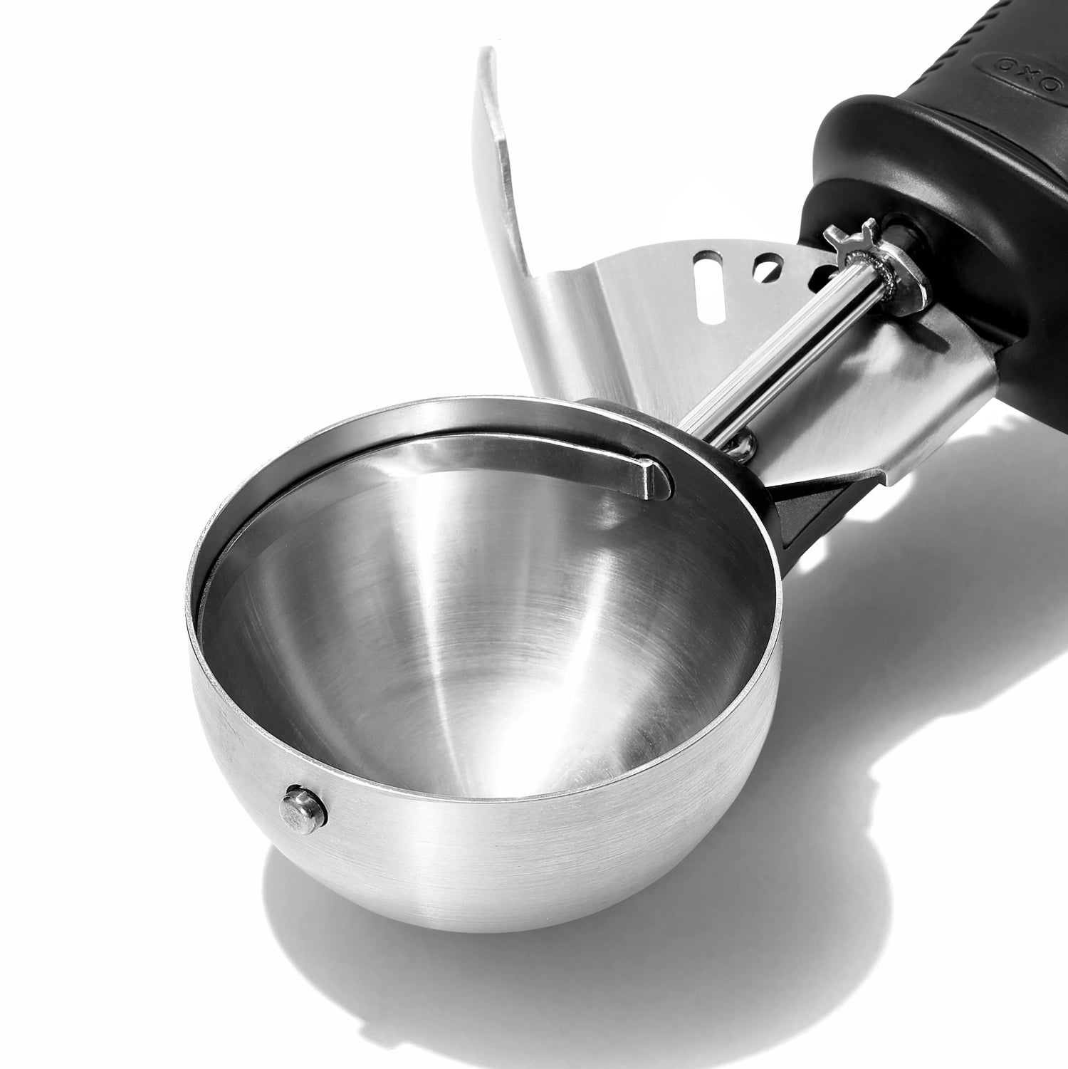 OXO TriGood Gripser Glacelöffel, ideal für das Portionieren von Eis und gefrorenen Desserts, ergonomisches Design für müheloses Servieren.