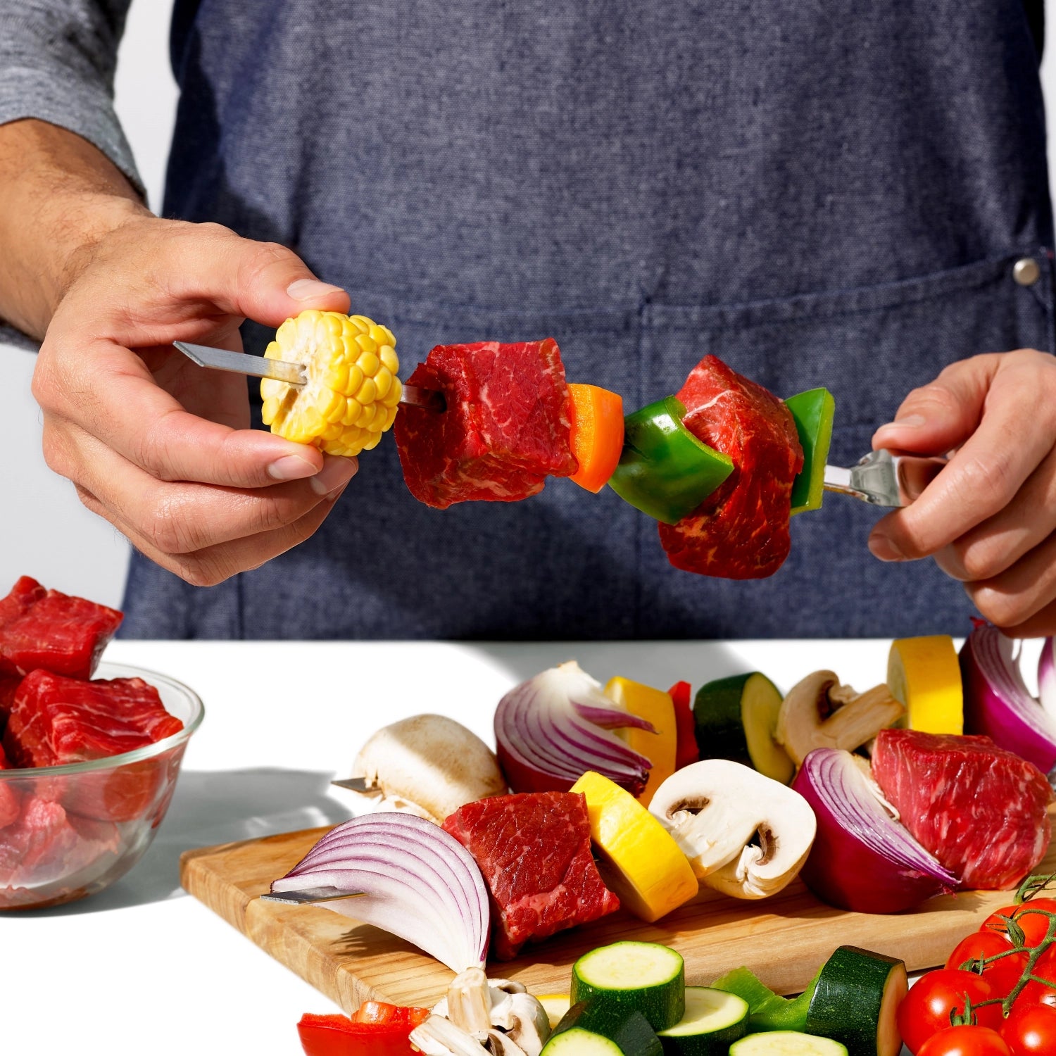 Praktisches 6er Set Grillspieße aus robustem Edelstahl von OXO, perfekt für das Grillen von Fleisch, Gemüse und mehr, für ein gelungenes BBQ.