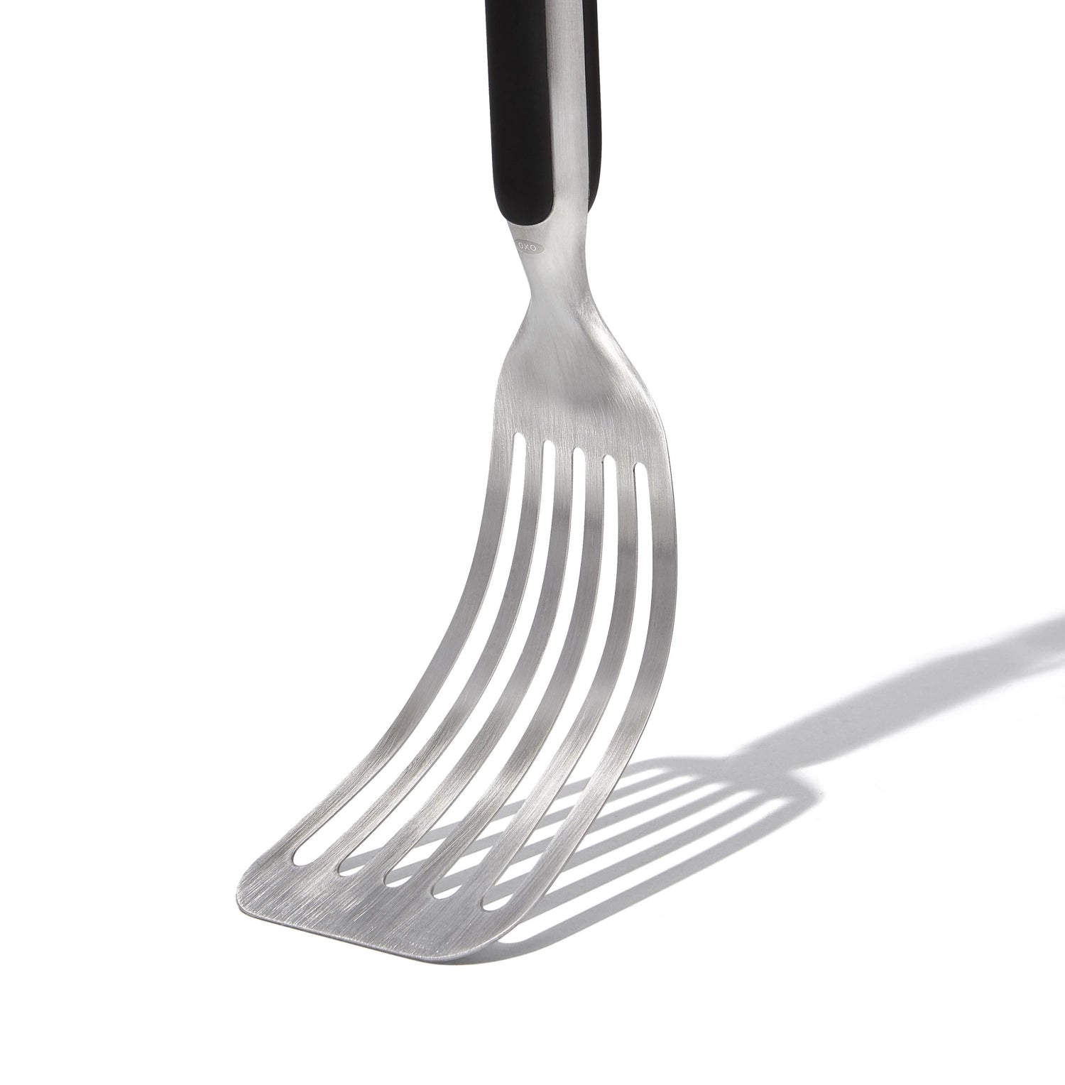 Hochwertiger Grillwender aus Edelstahl von OXO, ausgestattet mit ergonomischem, rutschfestem Griff – ideal für präzises Wenden beim Grillen.