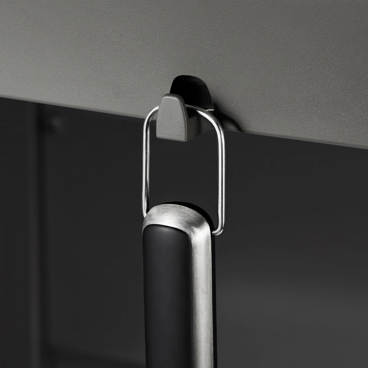Robuster Grillwender aus Edelstahl von OXO mit rutschfestem Griff für sicheres Wenden von Grillgut – perfekt für Grillliebhaber.