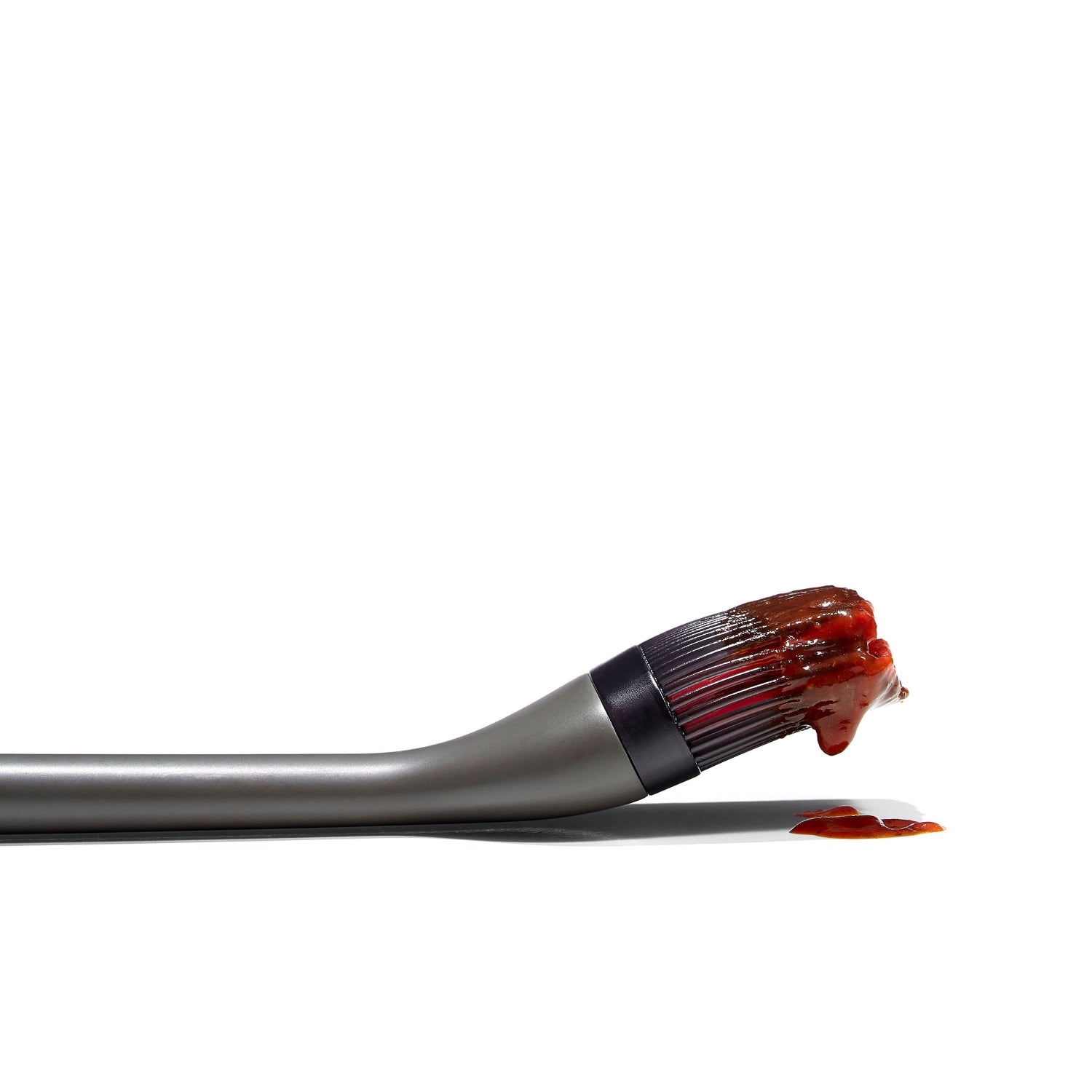 Der OXO Good Grips Grillpinsel vereint Funktionalität und Komfort, ideal zum gleichmäßigen Auftragen von Marinaden und Saucen beim Grillen.