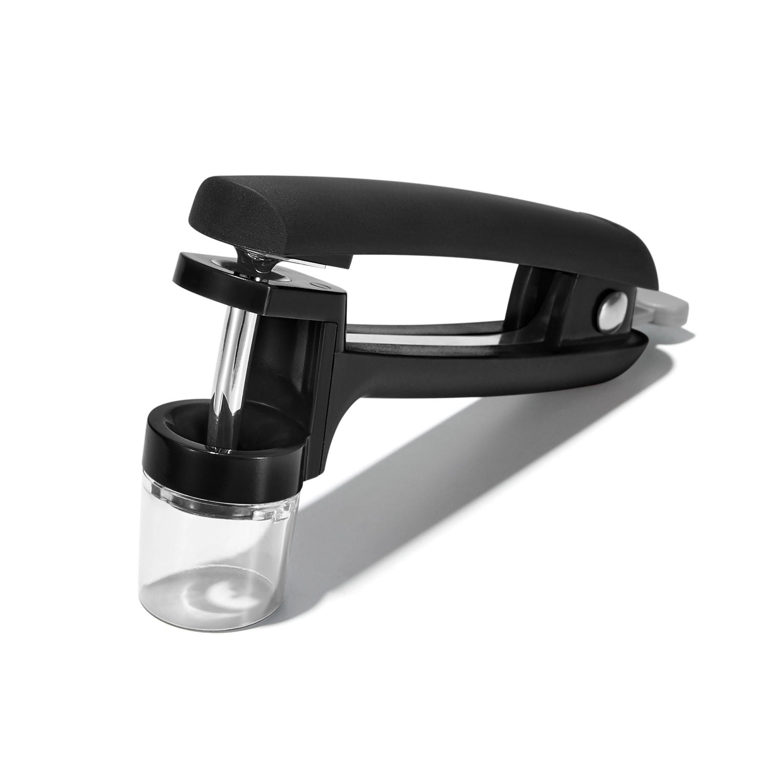 Effizienter Kirschen- und Olivenentsteiner von OXO in stilvollem Schwarz, perfekt für müheloses Entsteinen von Früchten in der heimischen Küche.