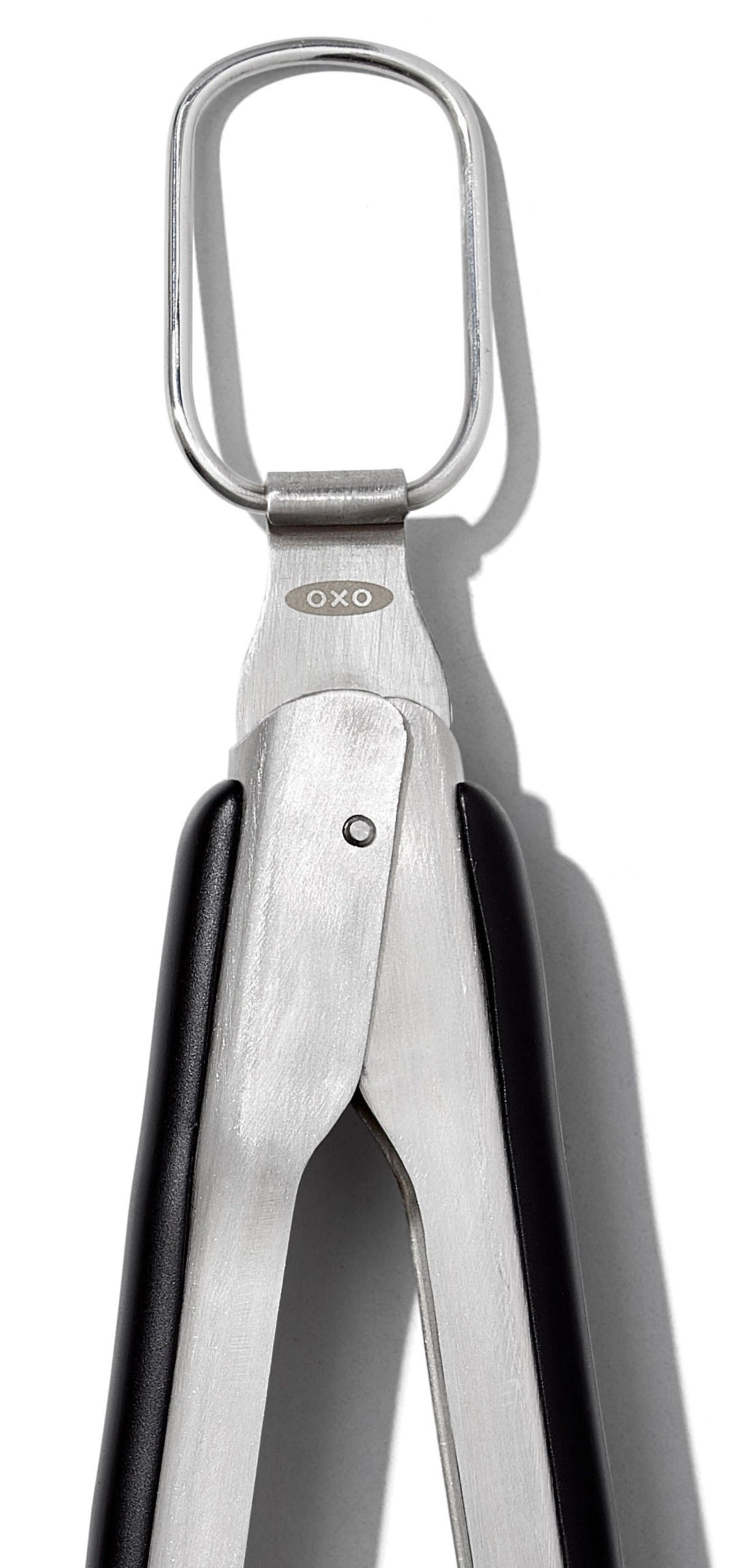 Praktisches Grillzangen-Set von OXO Good Grips, ideal für Grillliebhaber. Ergonomische Griffe sorgen für sicheren Halt und einfache Handhabung.