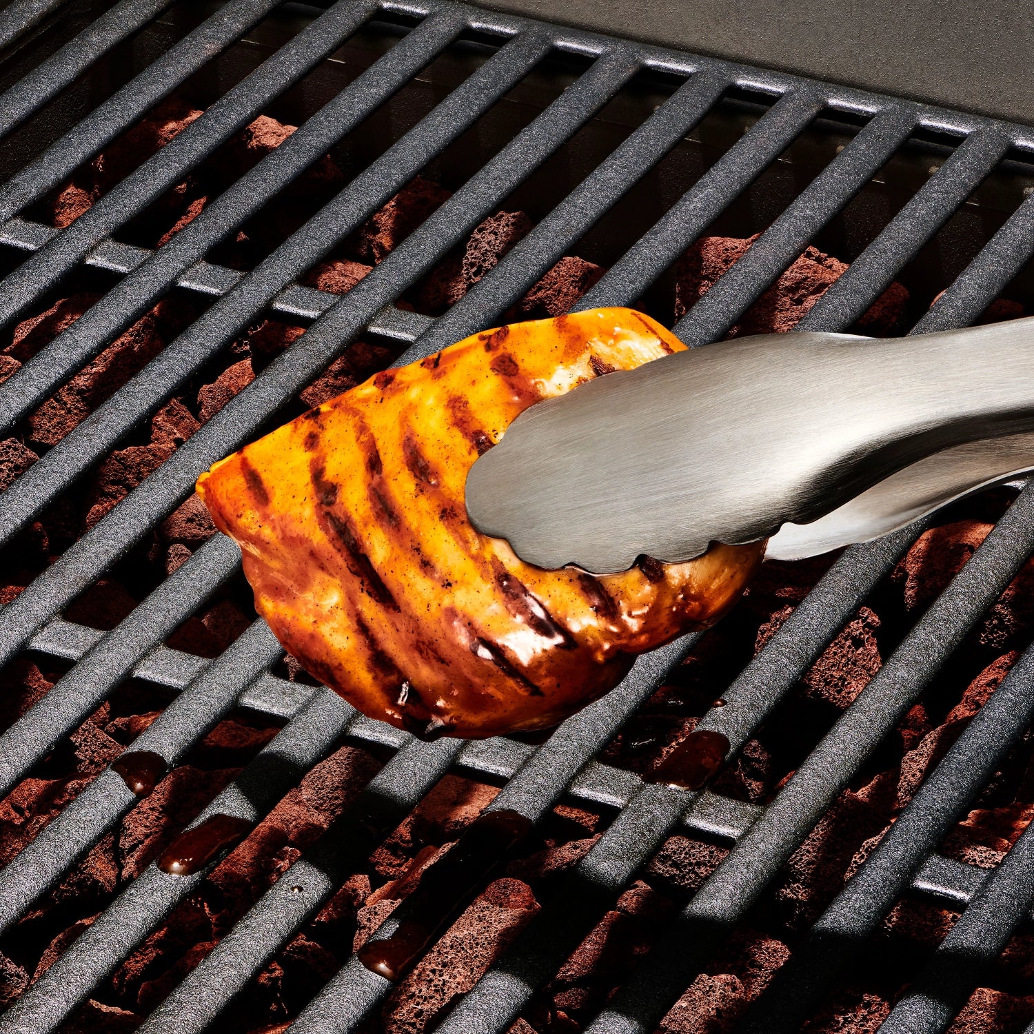 Hochwertiges OXO Good Grips Grillzangen-Set mit ergonomischen, rutschfesten Griffen für müheloses Wenden und Servieren von Grillgerichten.