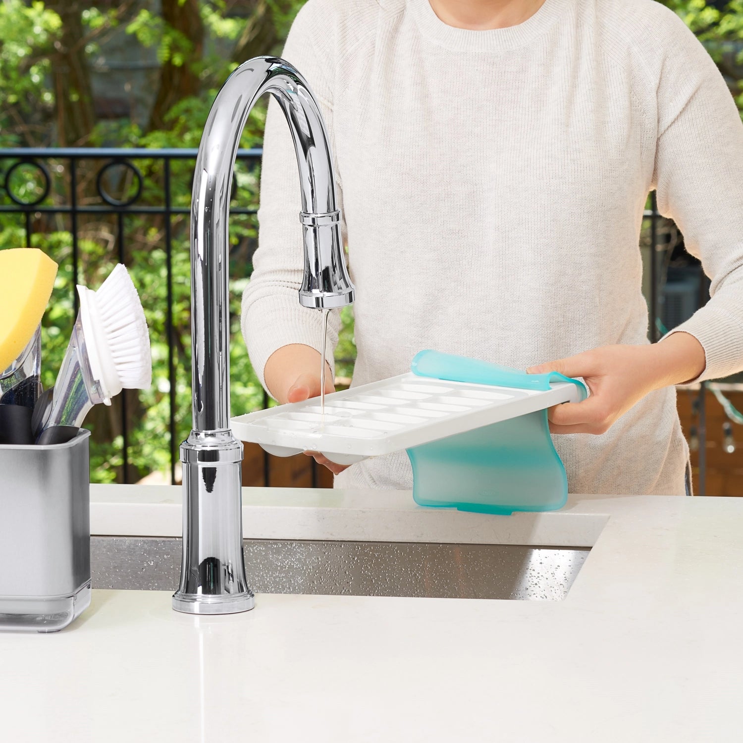 Erleben Sie die OXO Good Grips Eiswürfelschale – auslaufsicher und praktisch! Ideal für müheloses Eiswürfelmachen ohne Verschütten.