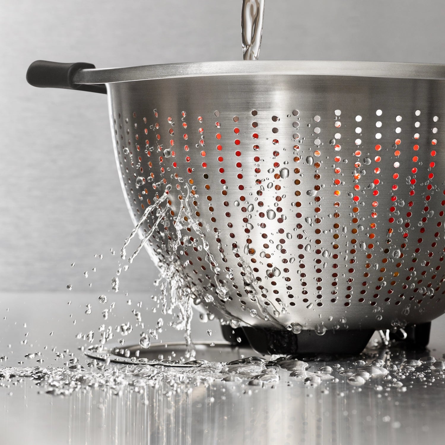 Hochwertiges OXO Good Grips Steel Sieb mit einem Durchmesser von 28,3 cm, ideal für das Abseihen und Sieben von Lebensmitteln in der Küche.