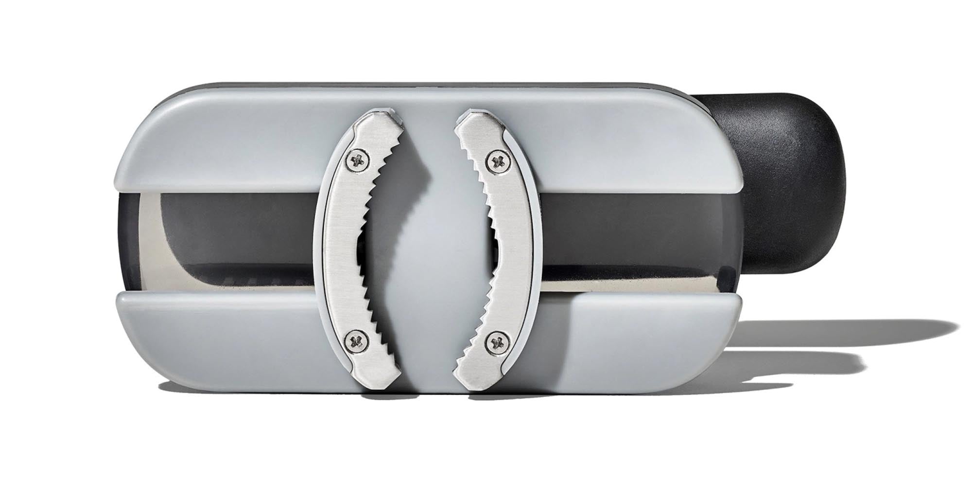 Der OXO Good Grips Glasöffner mit rutschfester Matte erleichtert das Öffnen von Gläsern und Flaschen. Ergonomisches Design für mühelosen Gebrauch.