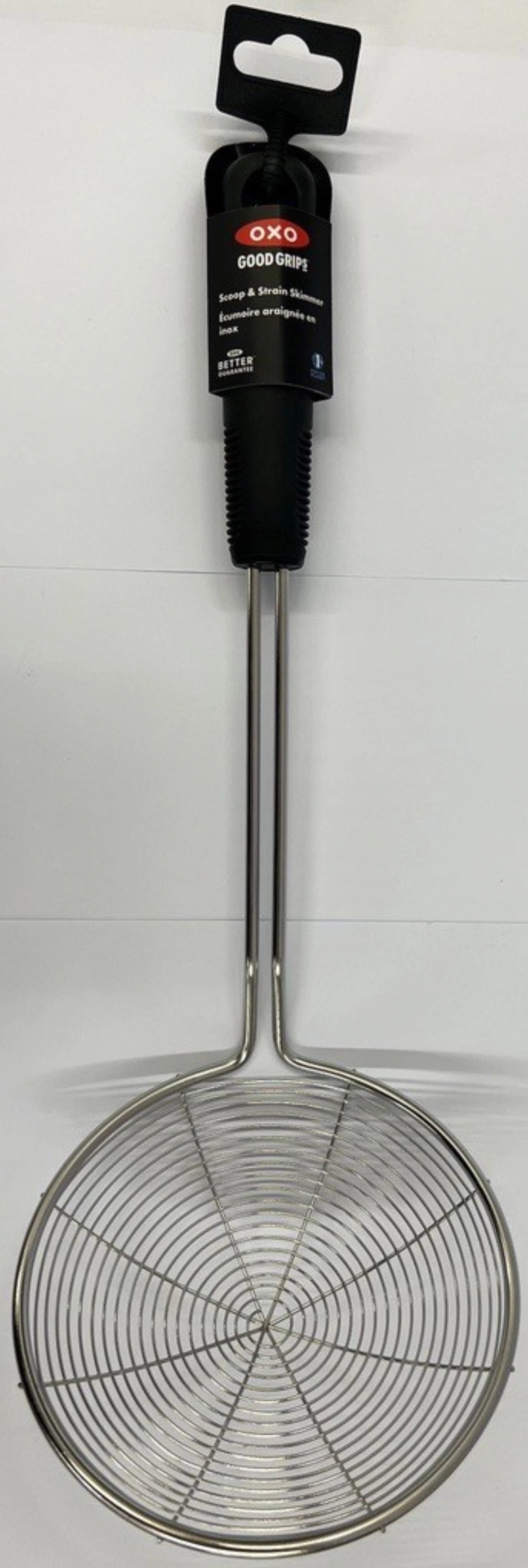 Der OXO Good Grips Draht-Schaumlöffel, 37.6x13.9cm, vereinfacht das Abseihen von Lebensmitteln und bietet eine rutschfeste Handhabung für müheloses Servieren.