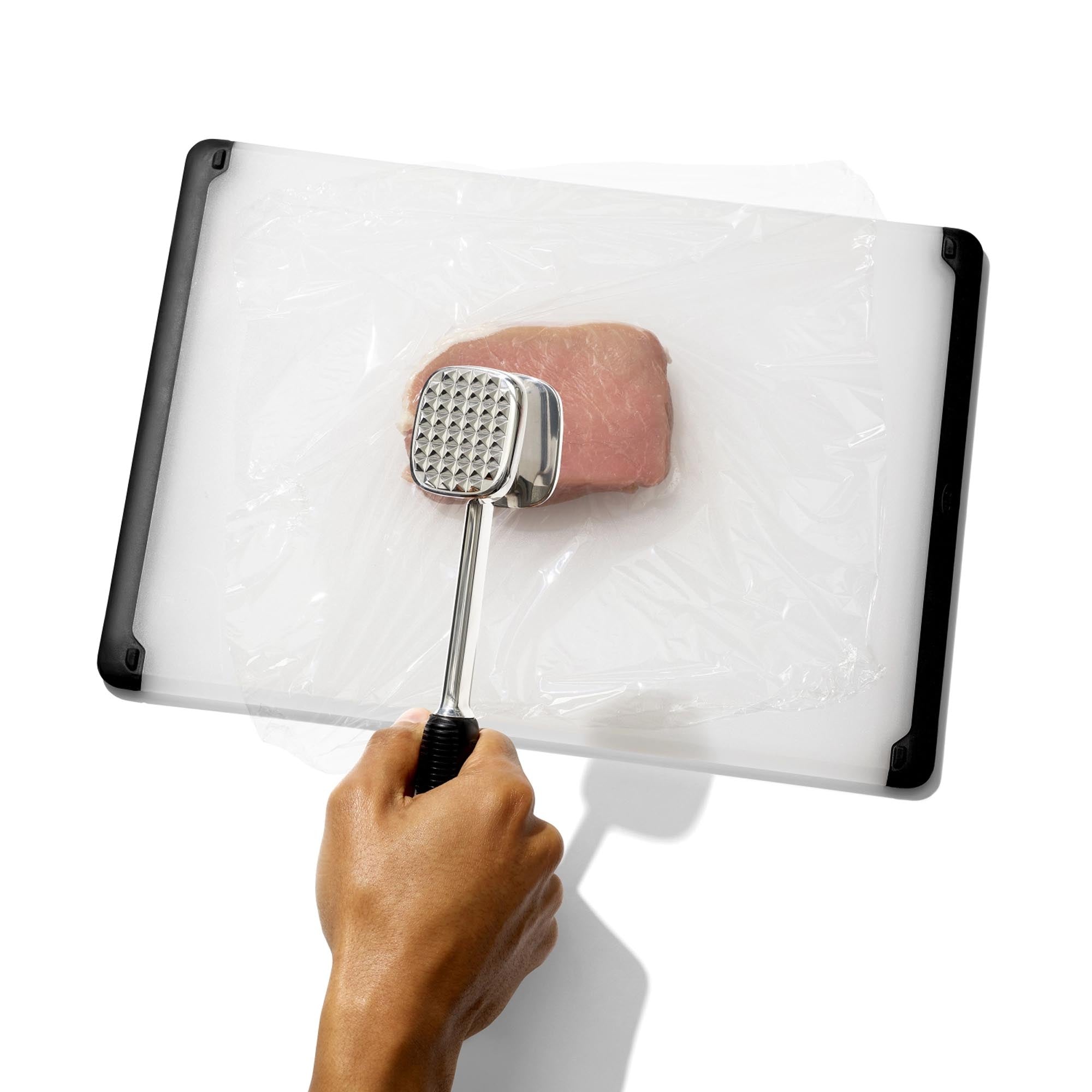 Der OXO Good Grips Fleischhammer (25x5,5 cm) ist ideal zum Zartklopfen von Fleisch und Fisch. Hochwertig, ergonomisch und leicht zu reinigen.