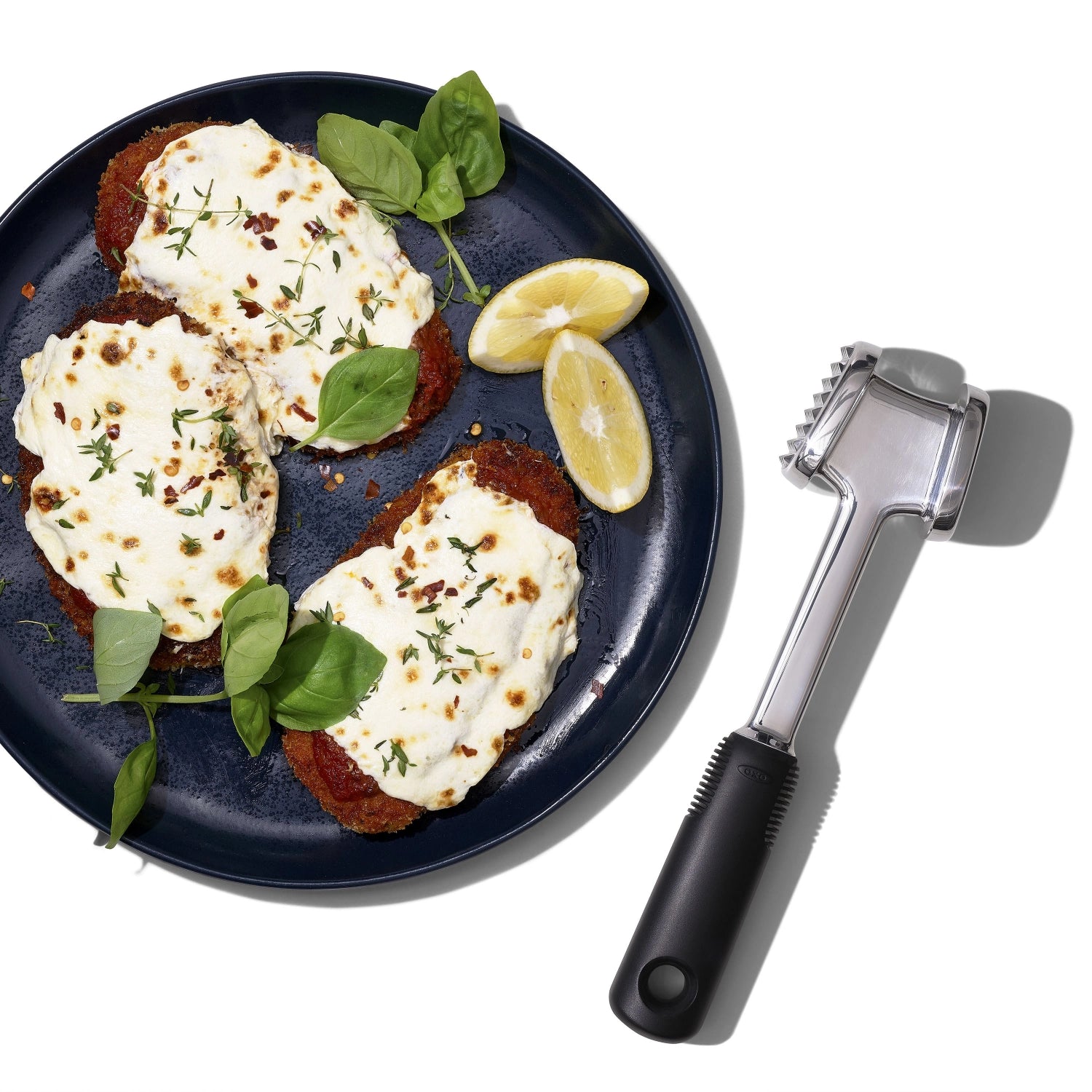Der OXO Good Grips Fleischhammer mit einer Größe von 25x5,5 cm ist ein praktischer Küchenhelfer, der das Zartklopfen von Fleisch mühelos ermöglicht.