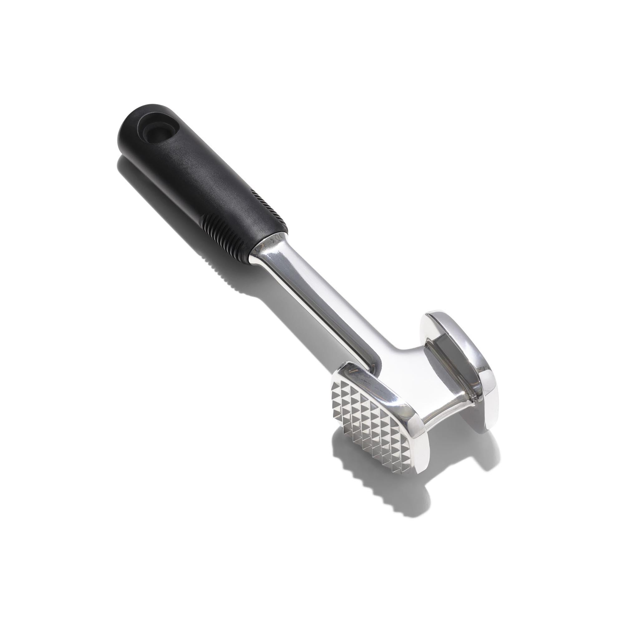 Der OXO Good Grips Fleischhammer, 25x5,5 cm, aus Aluminium, bietet ergonomischen Halt, zartes Fleisch und ist spülmaschinenfest.