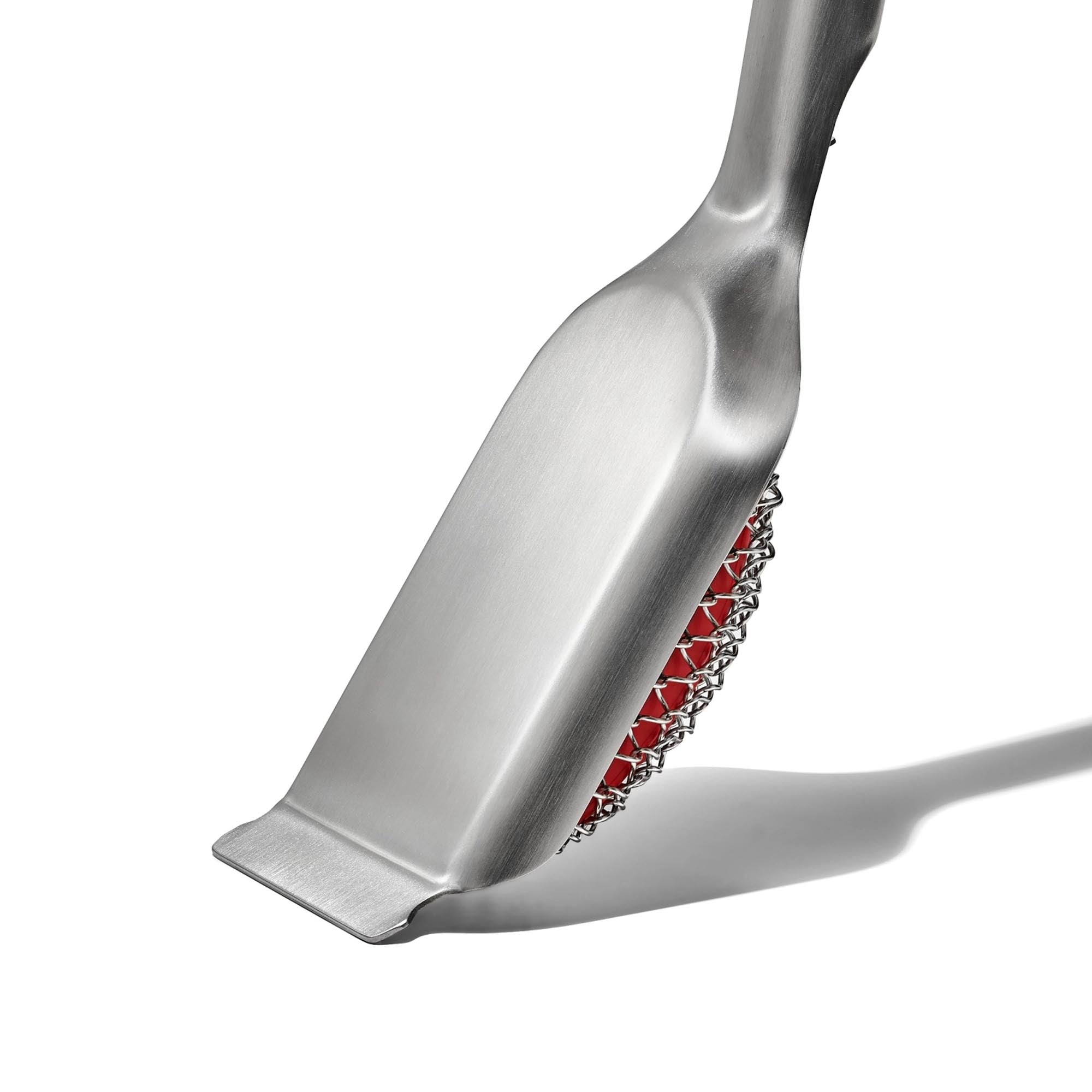 Die OXO Grillbürste 51.3x7.8cm reinigt mühelos alle Grilltypen. Ergonomisch, robust und langlebig – für ein perfektes BBQ-Erlebnis!