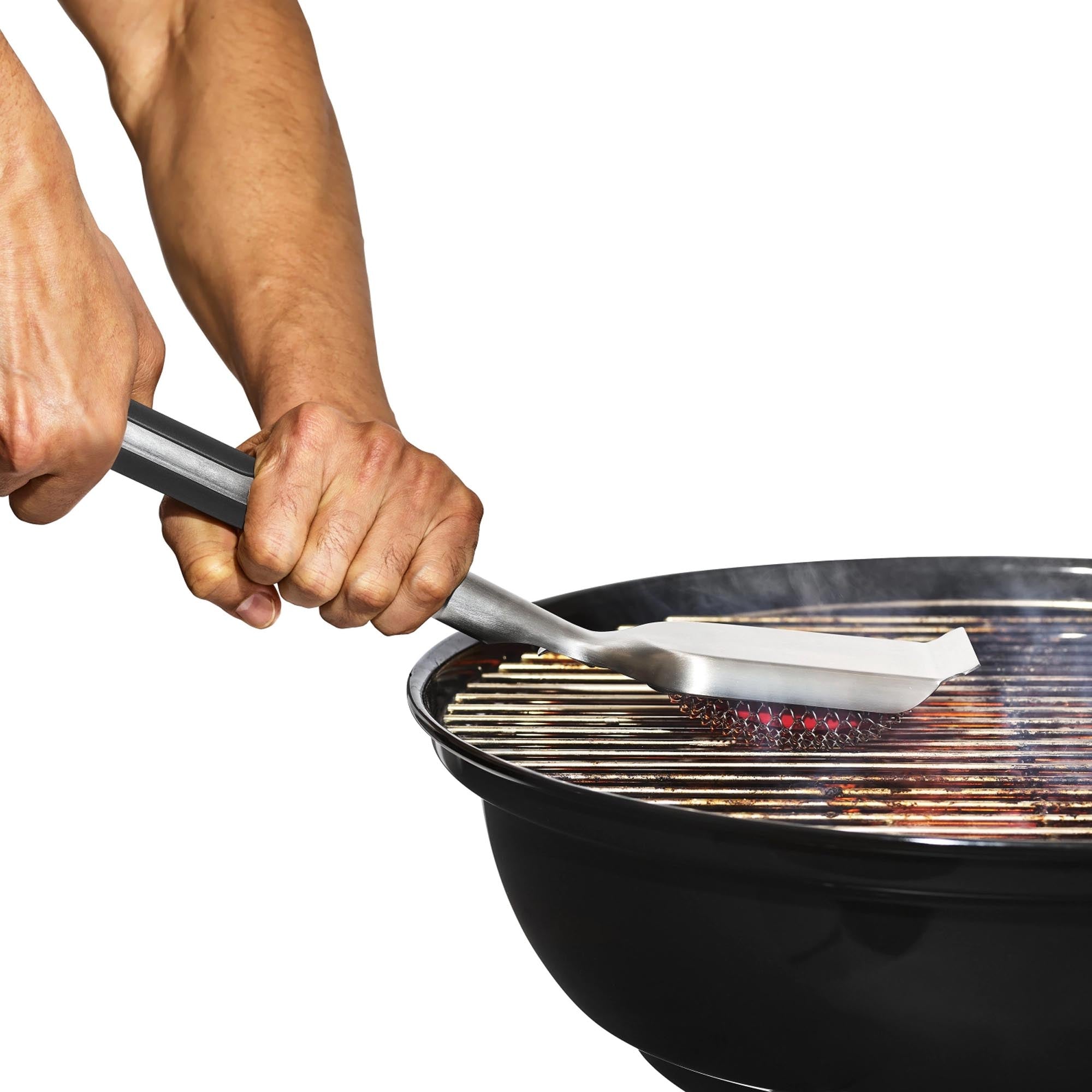 Die OXO Grillbürste aus rostfreiem Edelstahl mit Silikongriff reinigt effektiv alle Grilltypen. Langlebig und leicht zu reinigen.