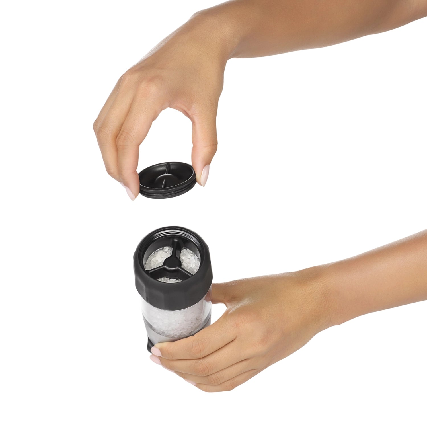 Moderne OXO Good Grips Salzmühle, ideal für präzises Mahlen von Salz. Ergonomisches Design für komfortable Handhabung in der Küche.