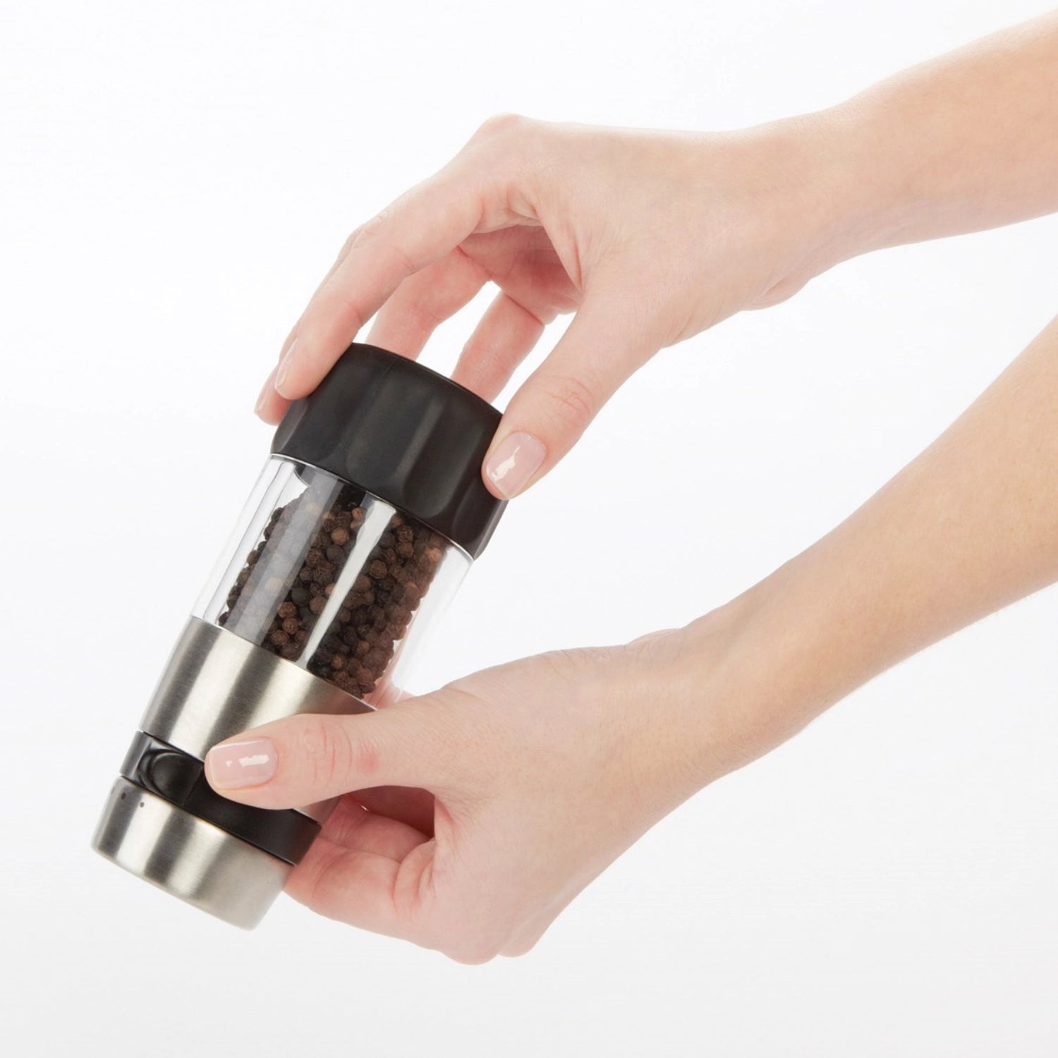 Moderne OXO Good Grips Pfeffermühle, perfekt für frischen Pfeffer, mit komfortablem Griff und stilvollem Aussehen für jede Küche.