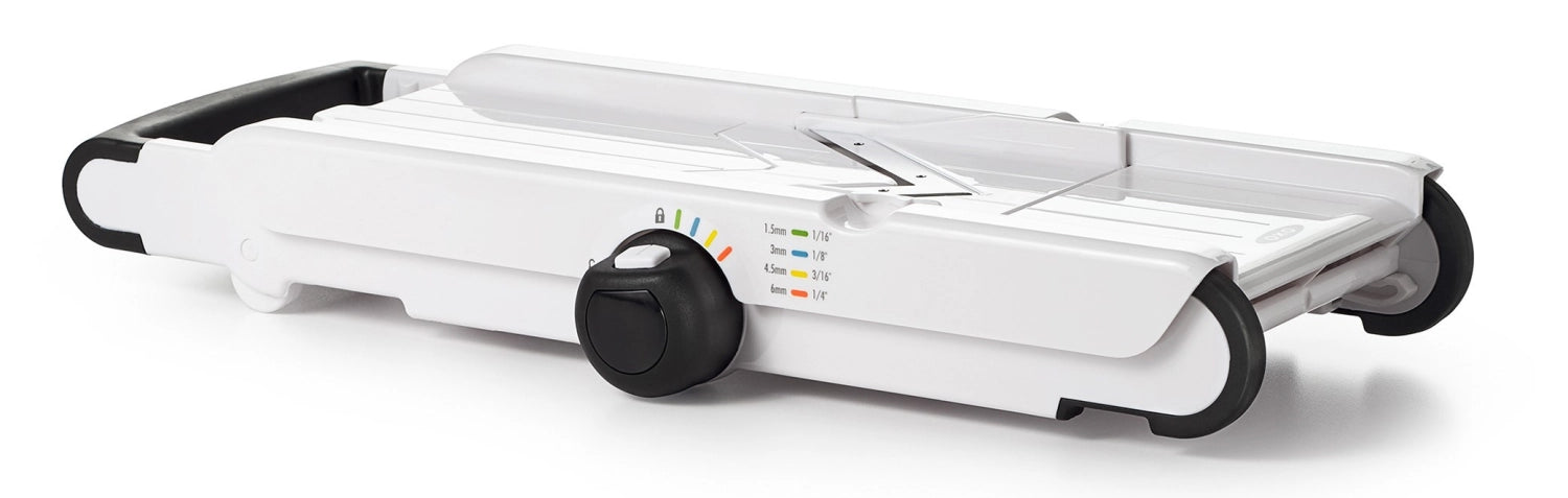 V-Blade Mandoline von OXO, ideal für gleichmäßige Scheiben und kreative Präsentationen von Obst und Gemüse in der Küche.