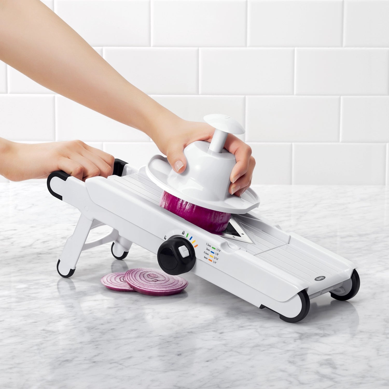 V-Blade Mandoline von OXO, vielseitiges Küchengerät zum präzisen Schneiden und Raspeln von Gemüse und Obst, ideal für kreative Kochprojekte.