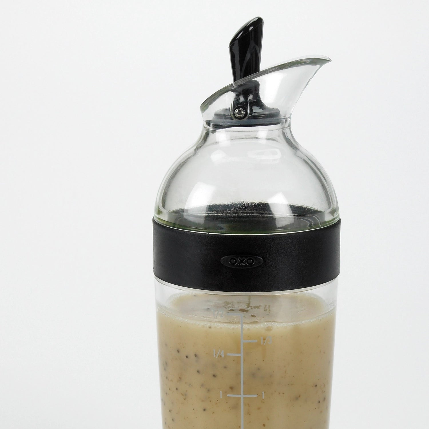 Praktischer 350ml Salatdressing Shaker in Schwarz von OXO, perfekt für die einfache Zubereitung und das Ausgießen von Dressings.