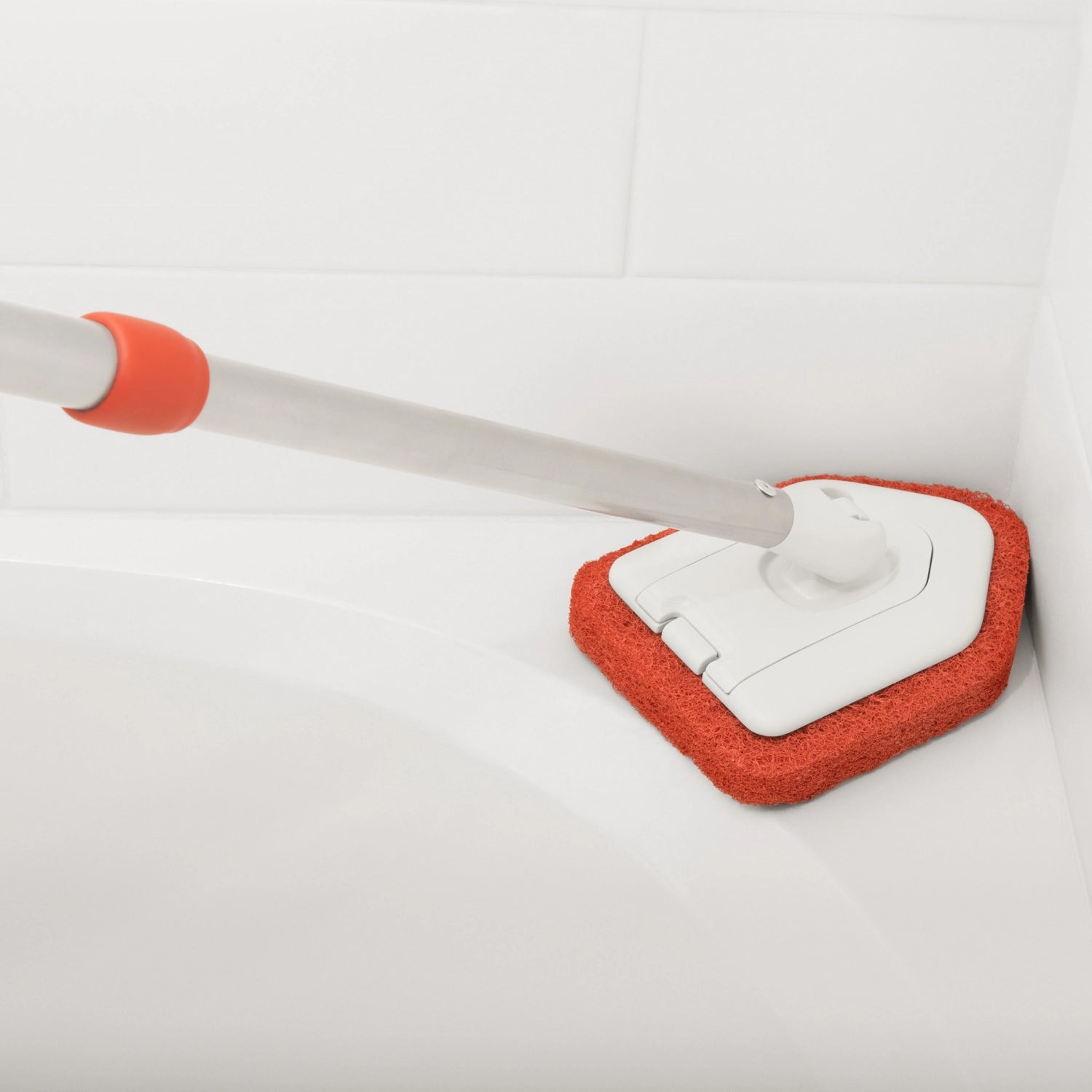 Verstellbarer Schrubber von OXO, ideal für die Reinigung von Böden, mit ergonomischem Griff und flexibler Länge für müheloses Putzen.