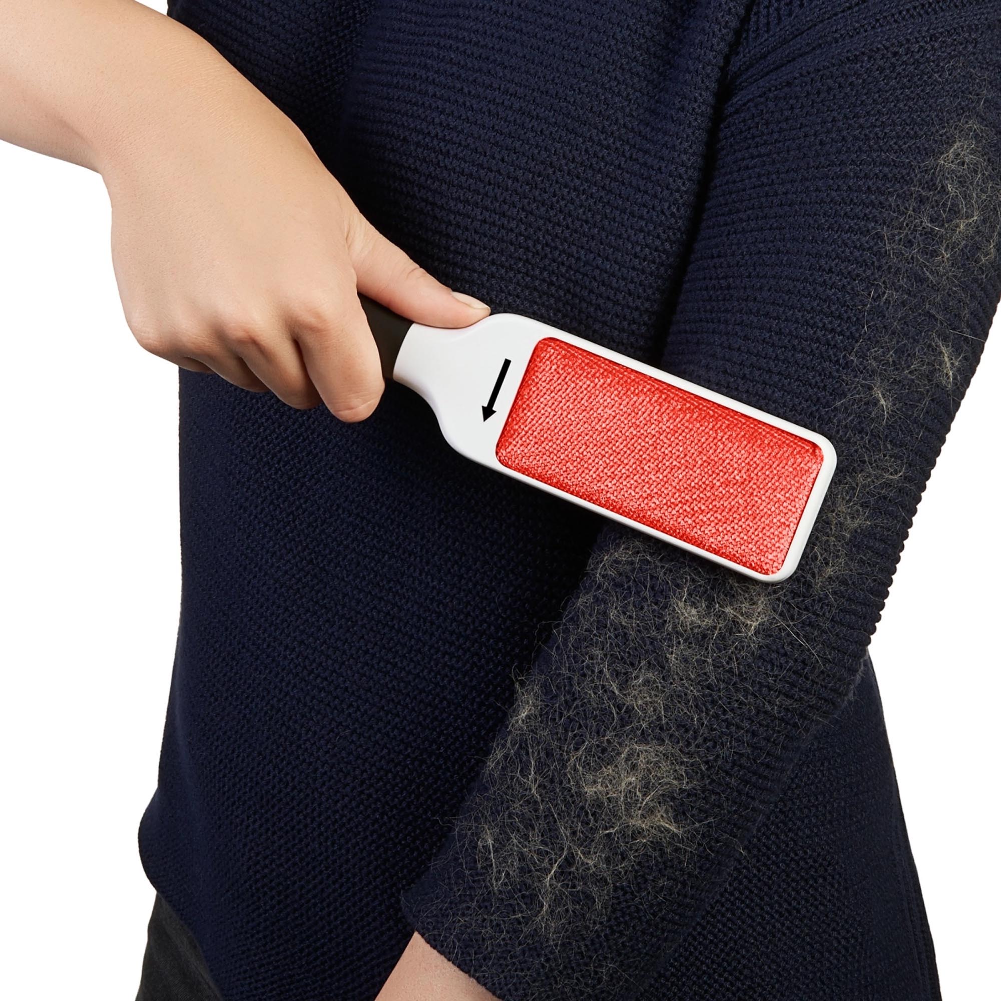 OXO Flusenentferner-Bürste: Effektive Reinigung für Kleidung in elegantem Weiss-Orange. Ideal gegen Flusen, Staub und Tierhaare.