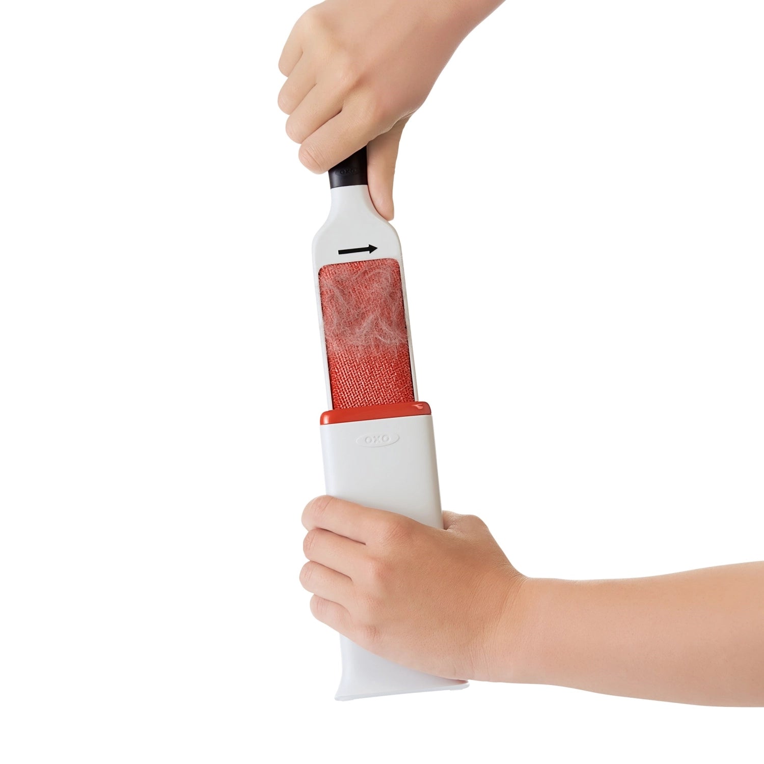 Effiziente Flusenentferner-Bürste in stilvollem Weiß-Orange von OXO, ideal zur schnellen Reinigung von Kleidung und Textilien.