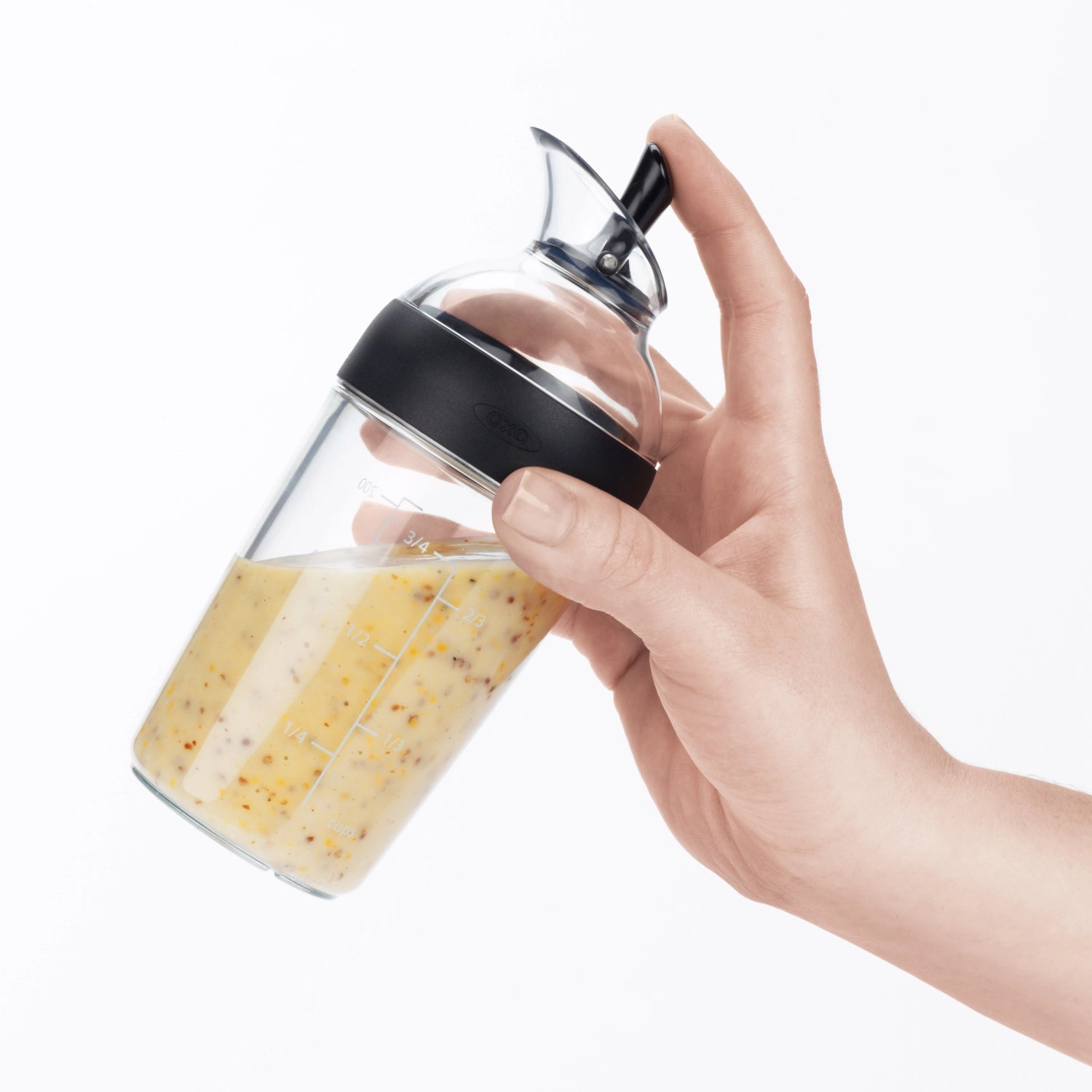 Kleiner 240ml Shaker in elegantem Schwarz von OXO, ideal für die einfache Zubereitung und präzise Dosierung von Salatdressings.