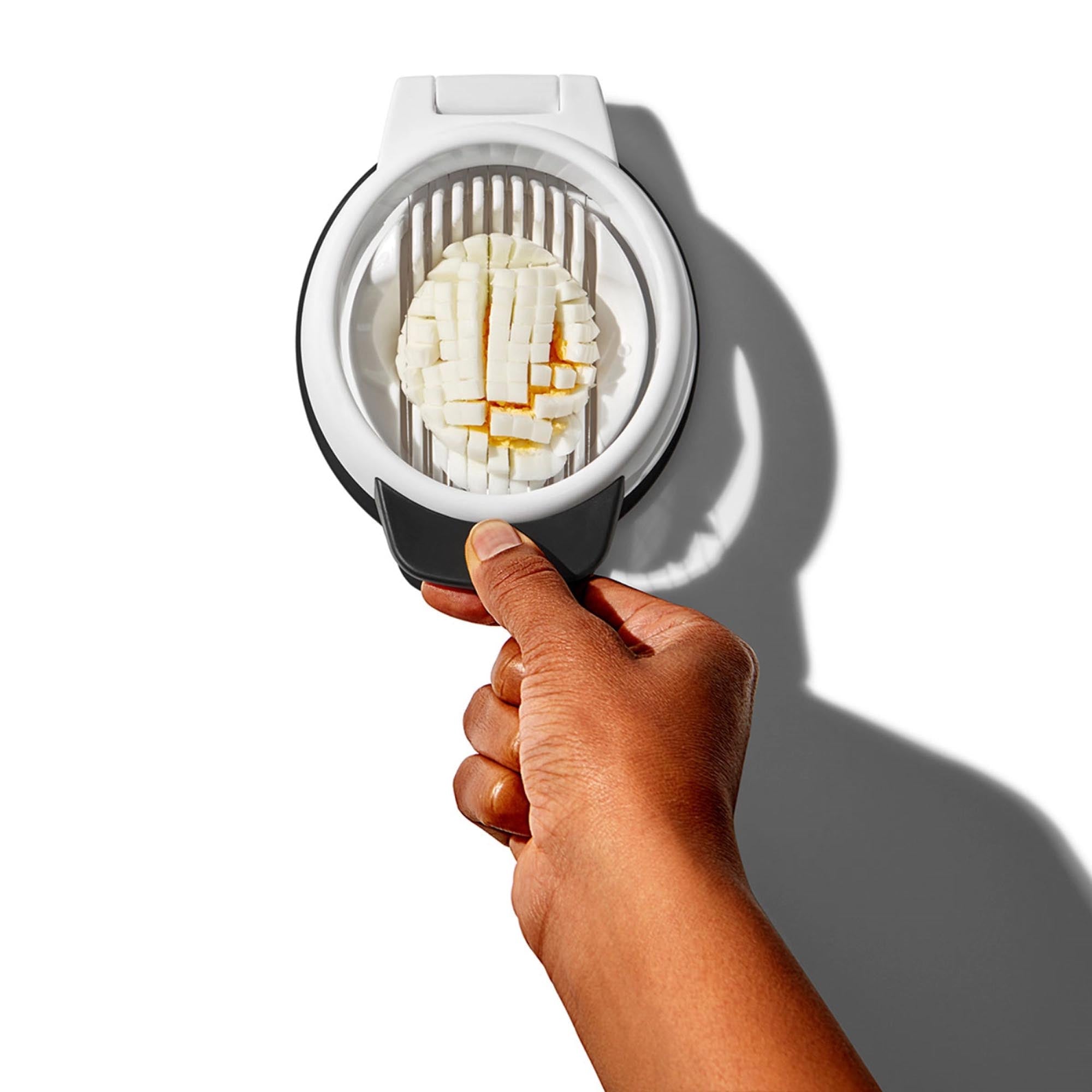 Der OXO Eierschneider in Weiss-Schwarz schneidet hartgekochte Eier mühelos in perfekte Scheiben – ein stilvoller Küchenhelfer für jede Küche.