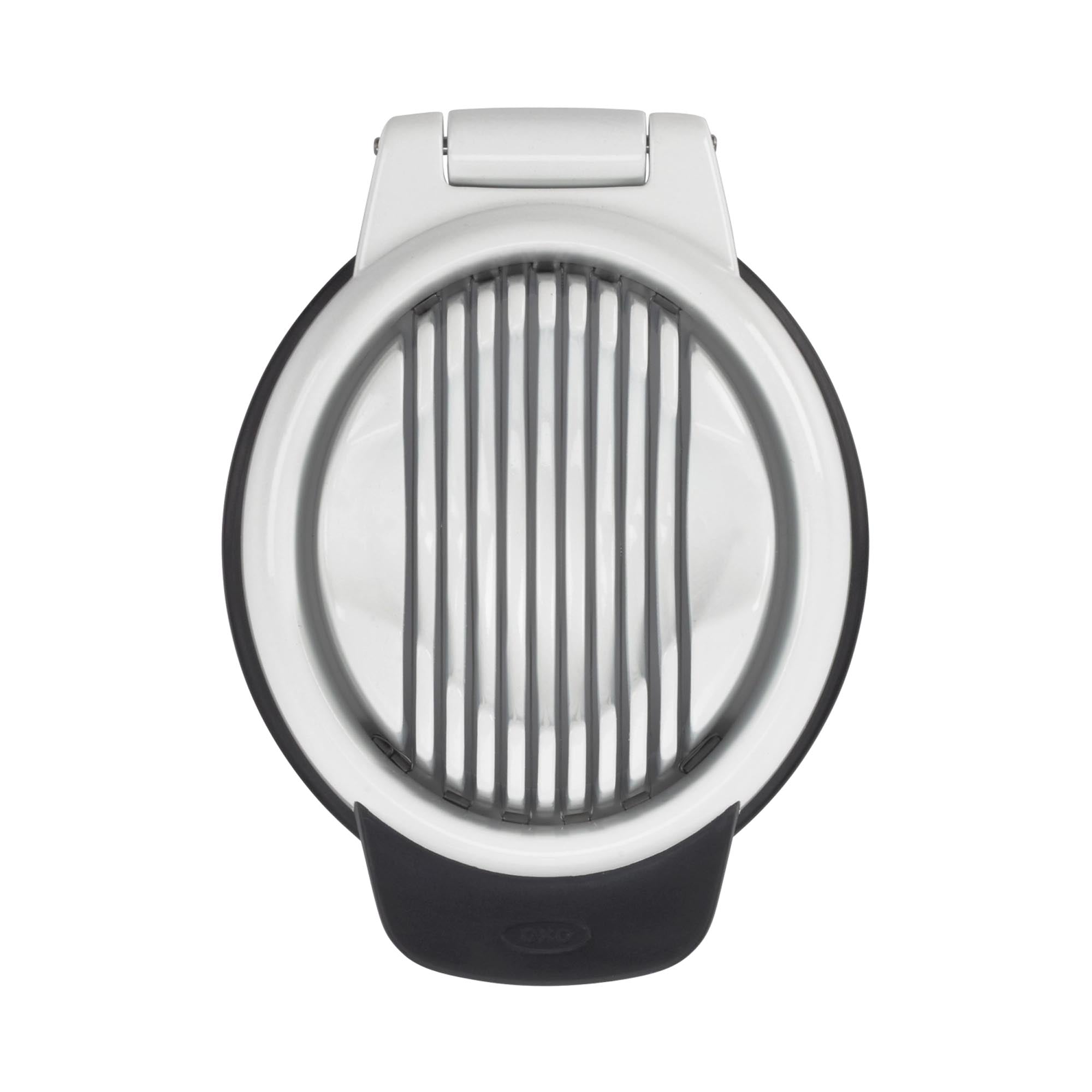 Eleganter OXO Eierschneider in Weiss-Schwarz: Präzise Scheiben, spülmaschinenfest, ideal für Salate und Buffets.