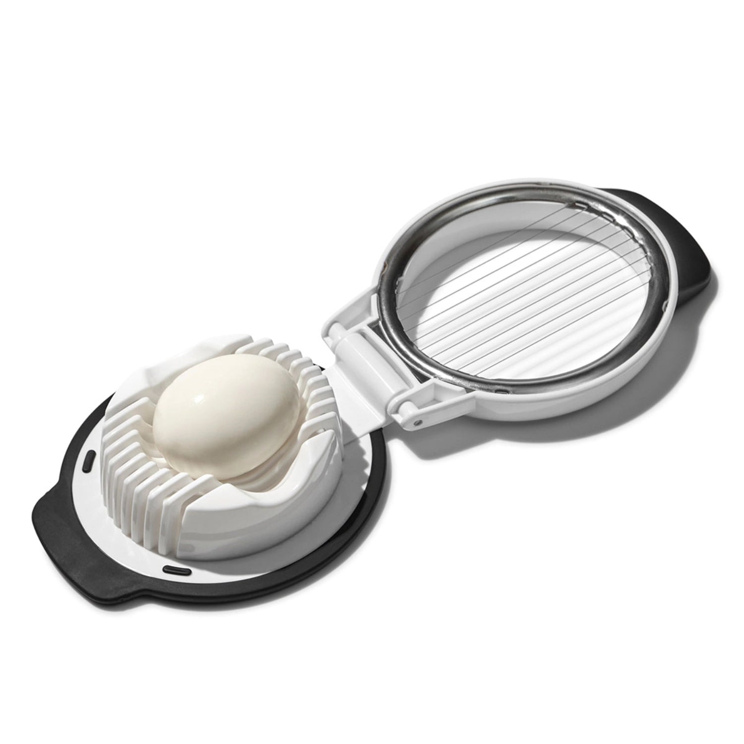 Eleganter Eierschneider in modernem Weiß und Schwarz von OXO, ideal für gleichmäßige Eierscheiben, die jedes Gericht verfeinern.