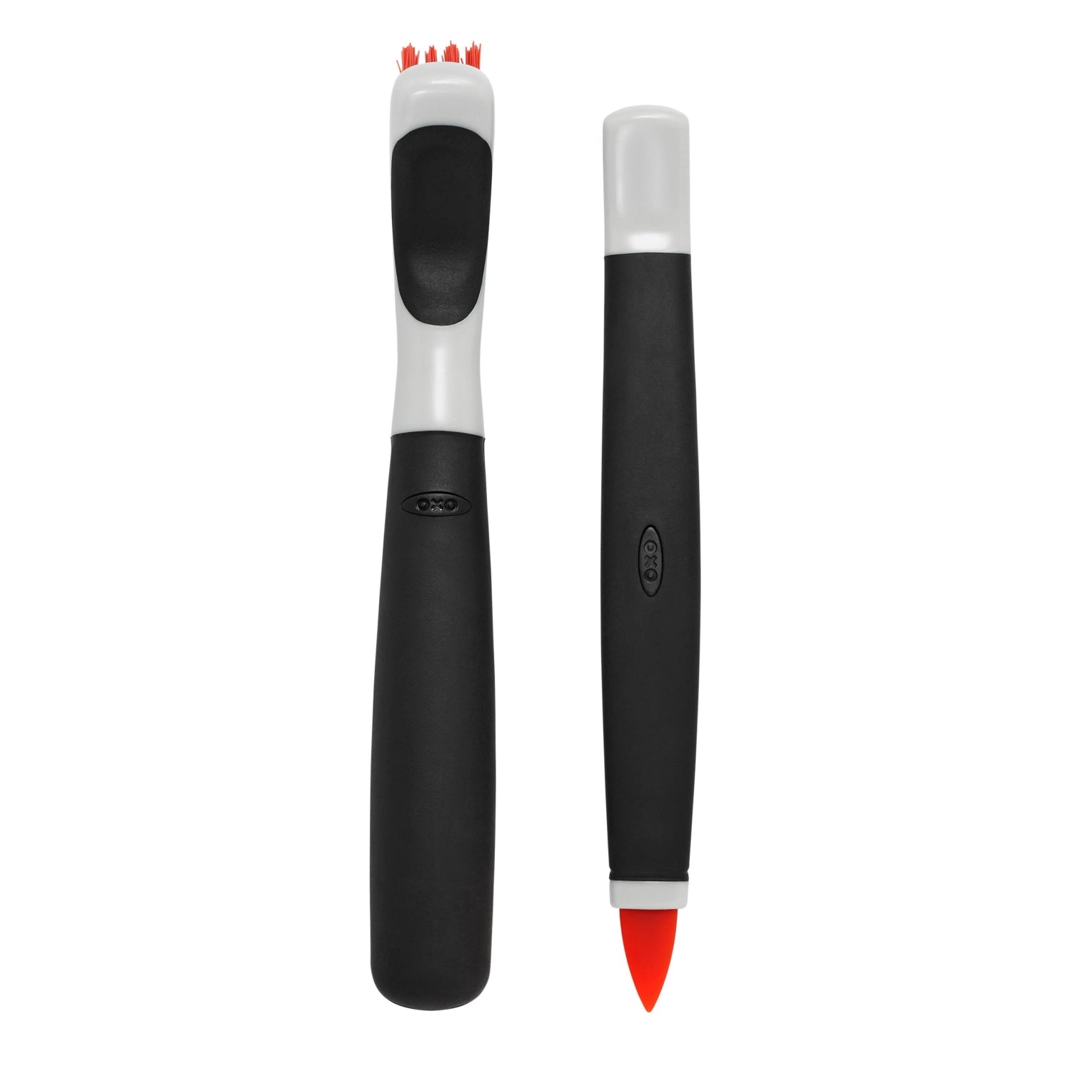 Set aus zwei OXO Reinigungsbürsten, ideal für müheloses Abwaschen. Ergonomische Griffe und strapazierfähige Borsten für optimale Reinigungsergebnisse.