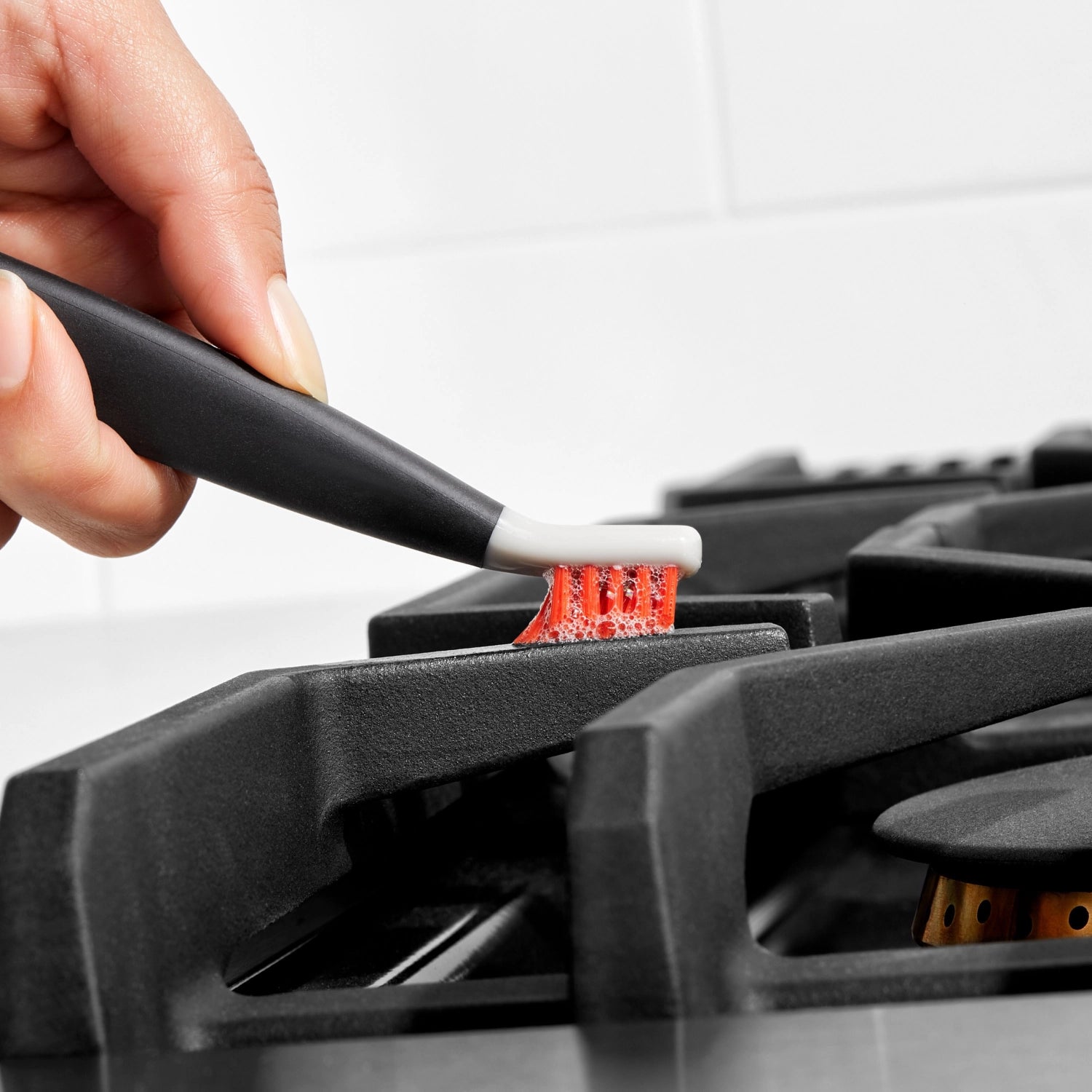 Zwei praktische OXO Reinigungsbürsten für effektives Abwaschen. Ergonomisches Design und robuste Borsten für optimale Reinigungsergebnisse.
