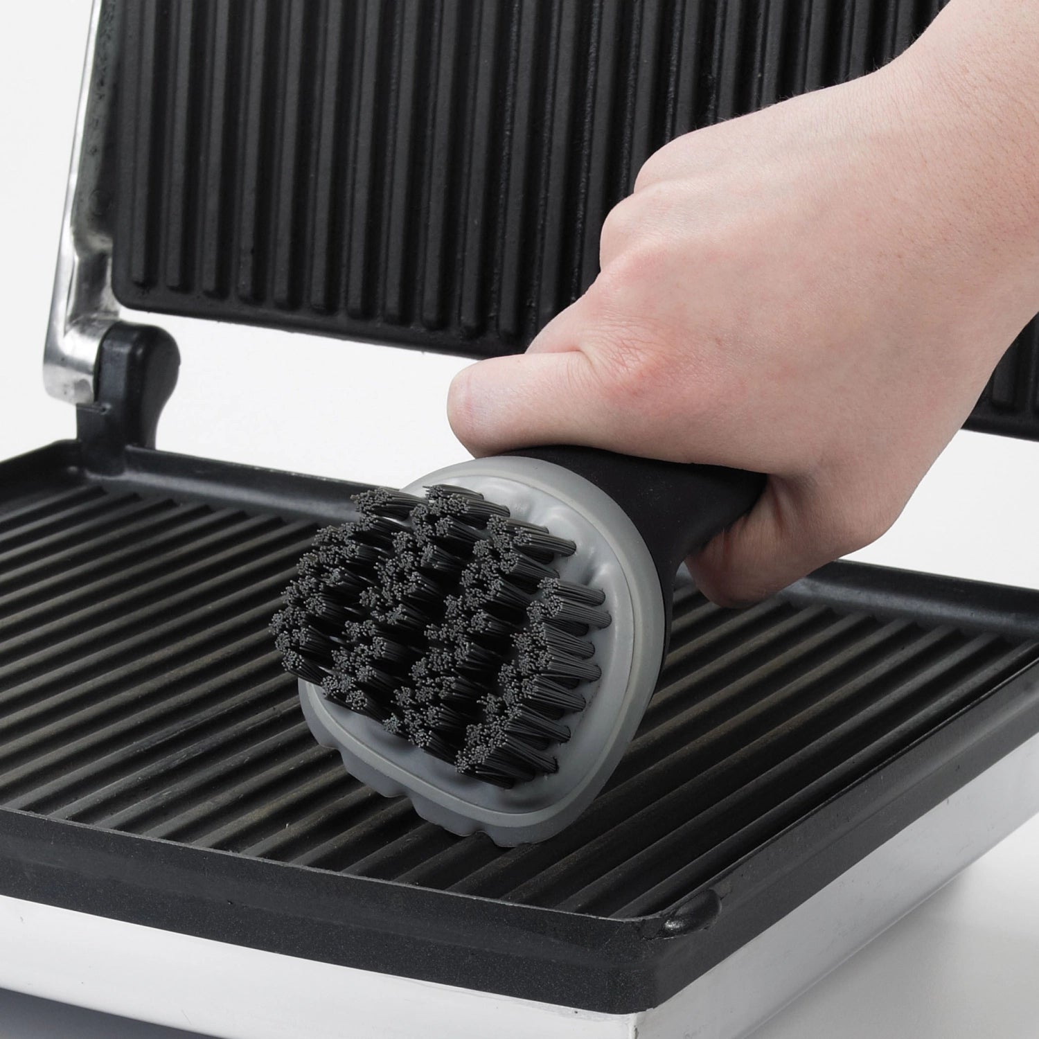 Praktische schwarze Bürste von OXO zur effektiven Reinigung von Elektrogrills und Sandwichtoastern – ideal für müheloses Abwaschen.