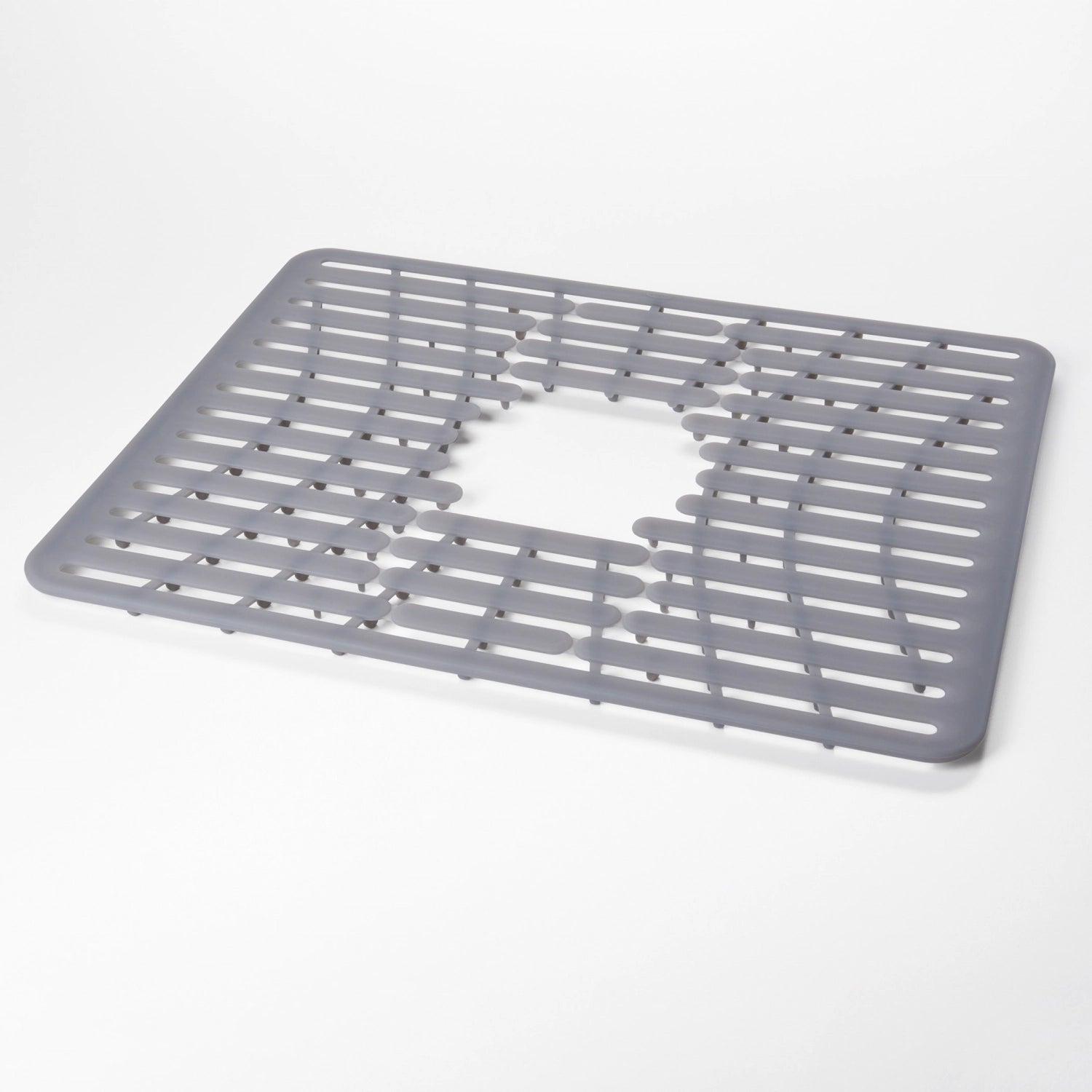 Praktische Silikonmatte in Grau (43x32 cm) von OXO, perfekt zum Abtropfen von Geschirr und zur Schonung Ihres Spülbeckens.